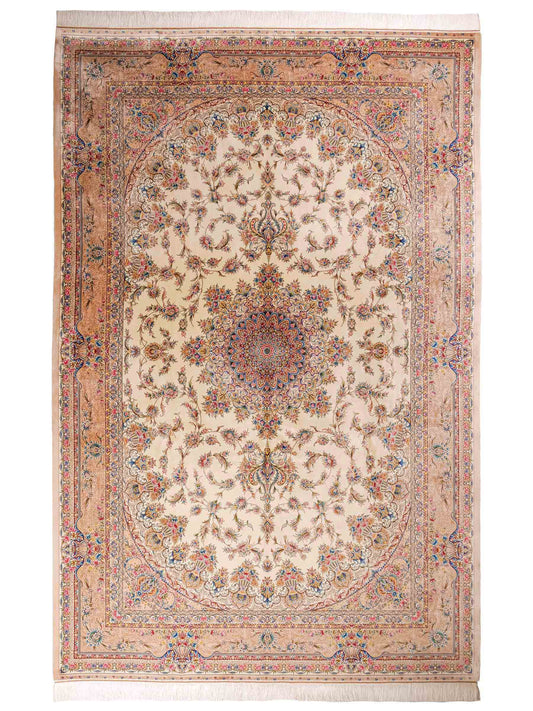 Ghom Maschinenteppich "Mehr" 300 x 200 cm aus pflanzlicher Seide (Viskose) mit Medaillon, Cremeweiß, Beige. Teppichnummer: V61CR600H. Persian Luxury Collection by Khademi. Made in Iran / Persia – Vertrieb durch JUPITER Intl.