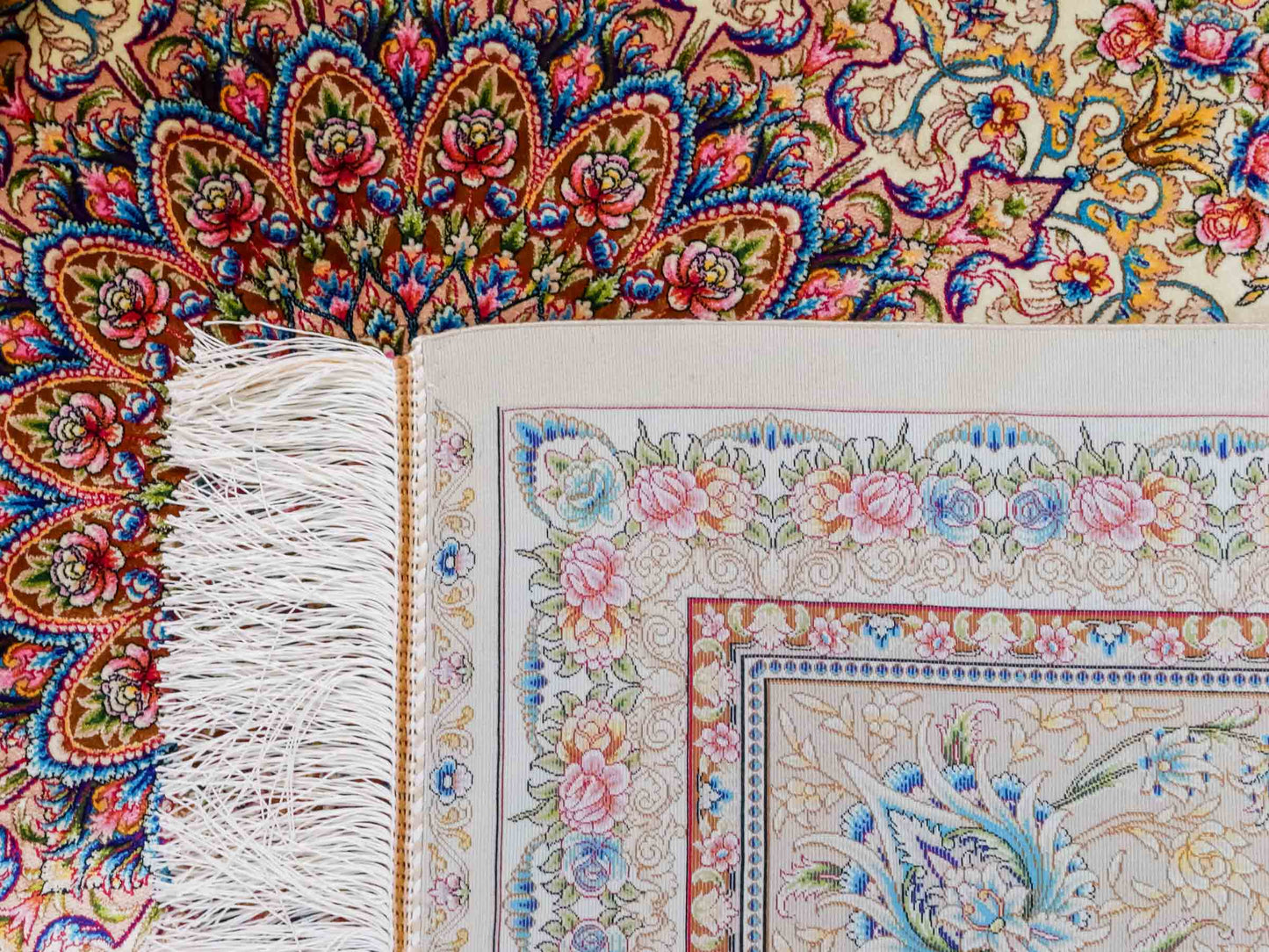 Ghom Maschinenteppich "Mehr" 300 x 200 cm aus pflanzlicher Seide (Viskose) mit Medaillon, Cremeweiß, Beige. Teppichnummer: V61CR600H. Persian Luxury Collection by Khademi. Made in Iran / Persia – Vertrieb durch JUPITER Intl.