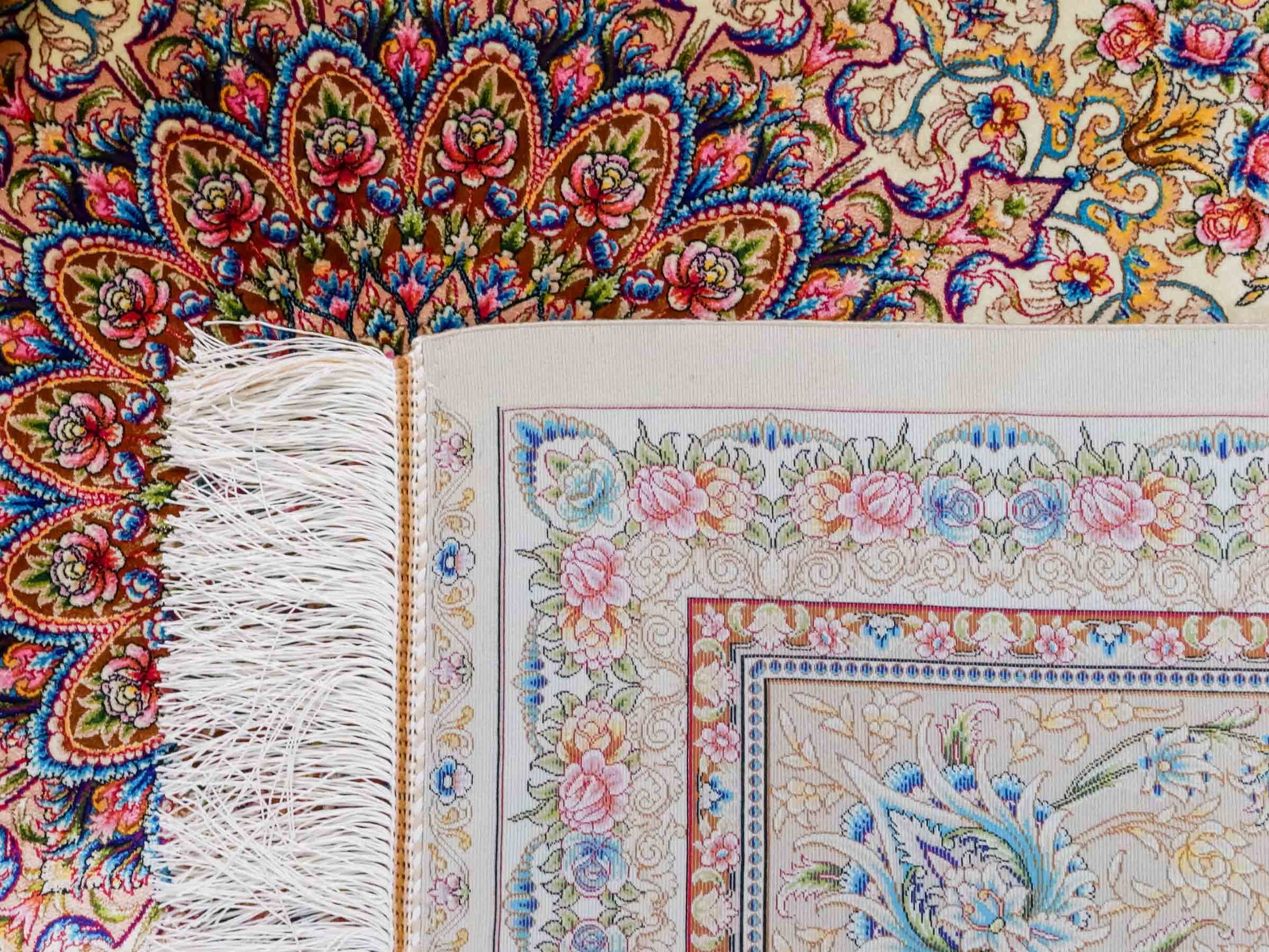 Ghom Maschinenteppich "Mehr" 300 x 200 cm aus pflanzlicher Seide (Viskose) mit Medaillon, Cremeweiß, Beige. Teppichnummer: V61CR600H. Persian Luxury Collection by Khademi. Made in Iran / Persia – Vertrieb durch JUPITER Intl.