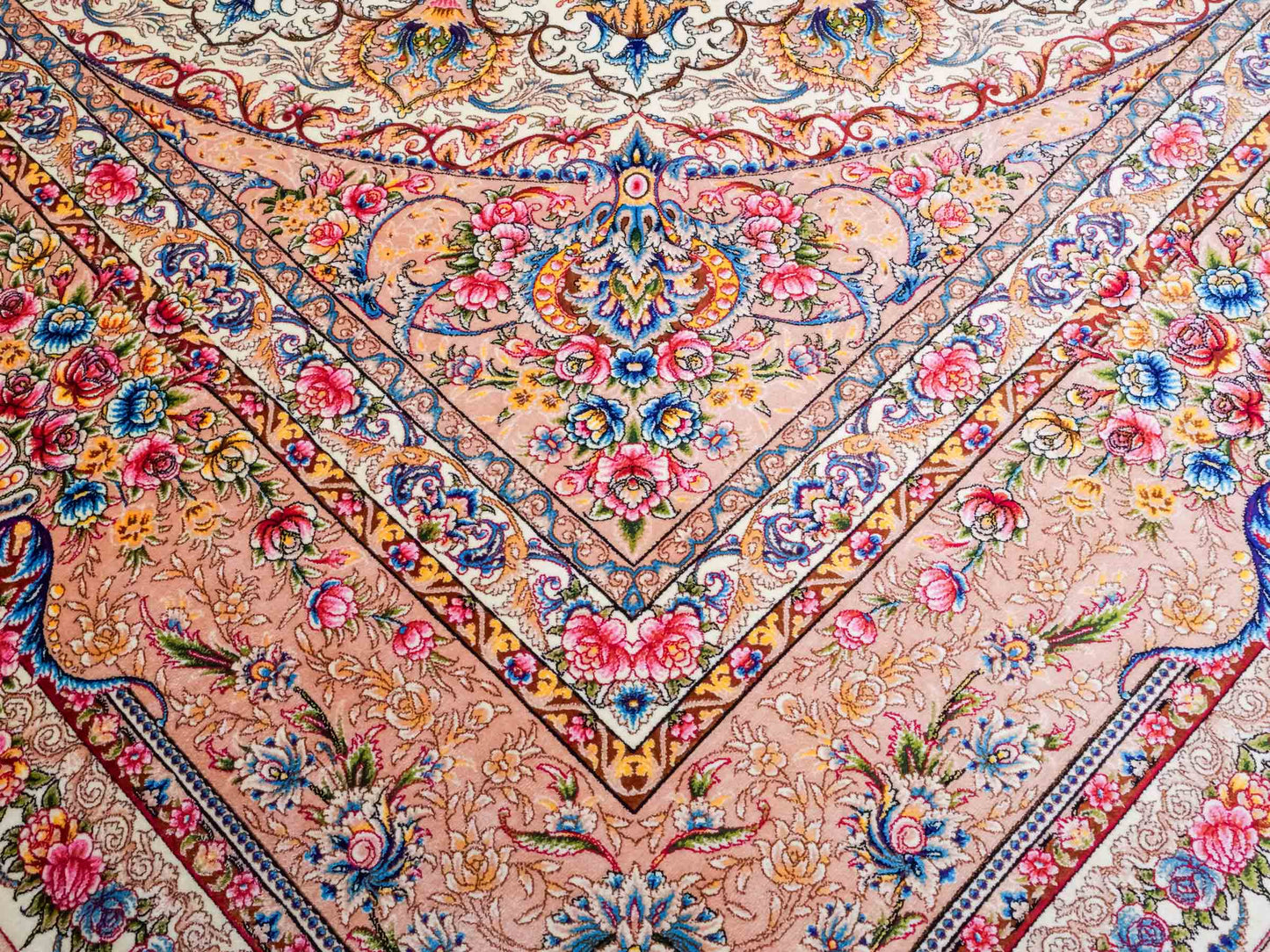 Ghom Maschinenteppich "Mehr" 300 x 200 cm aus pflanzlicher Seide (Viskose) mit Medaillon, Cremeweiß, Beige. Teppichnummer: V61CR600H. Persian Luxury Collection by Khademi. Made in Iran / Persia – Vertrieb durch JUPITER Intl.