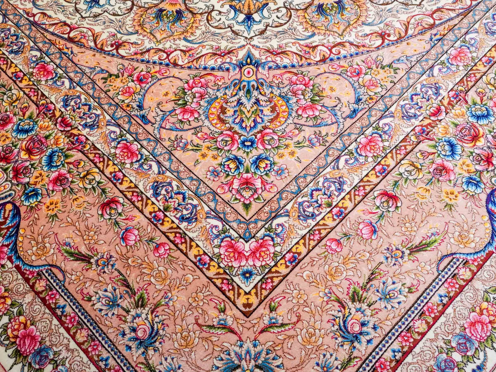 Ghom Maschinenteppich "Mehr" 300 x 200 cm aus pflanzlicher Seide (Viskose) mit Medaillon, Cremeweiß, Beige. Teppichnummer: V61CR600H. Persian Luxury Collection by Khademi. Made in Iran / Persia – Vertrieb durch JUPITER Intl.