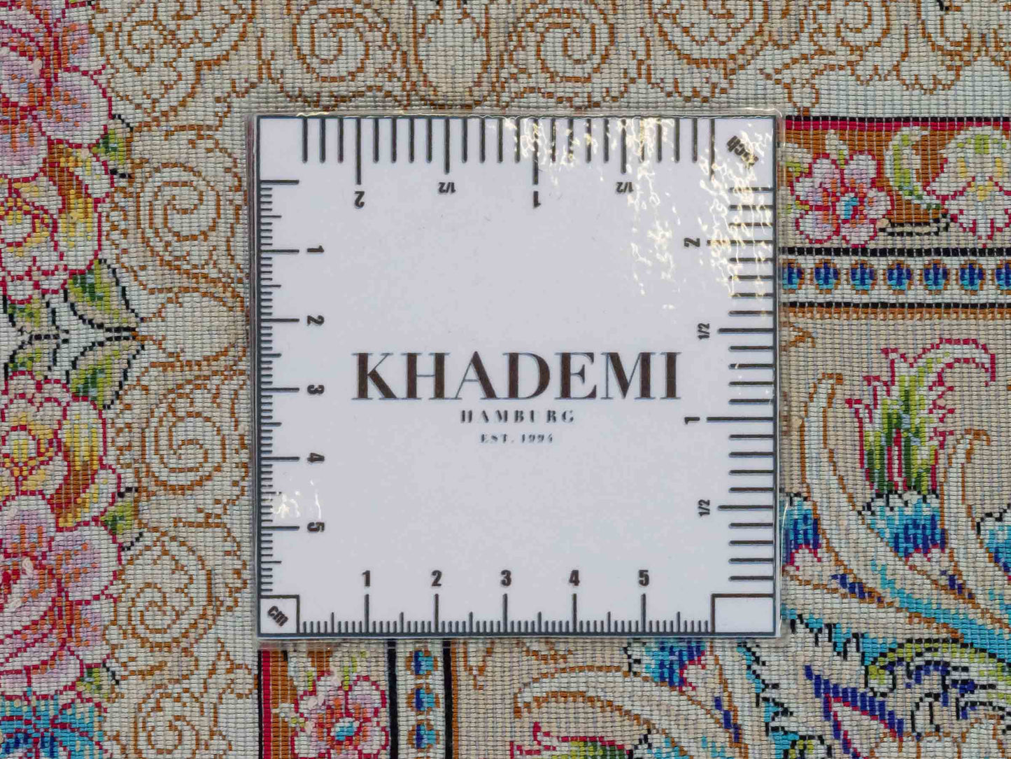 Ghom Maschinenteppich "Mehr" 300 x 200 cm aus pflanzlicher Seide (Viskose) mit Medaillon, Cremeweiß, Beige. Teppichnummer: V61CR600H. Persian Luxury Collection by Khademi. Made in Iran / Persia – Vertrieb durch JUPITER Intl.