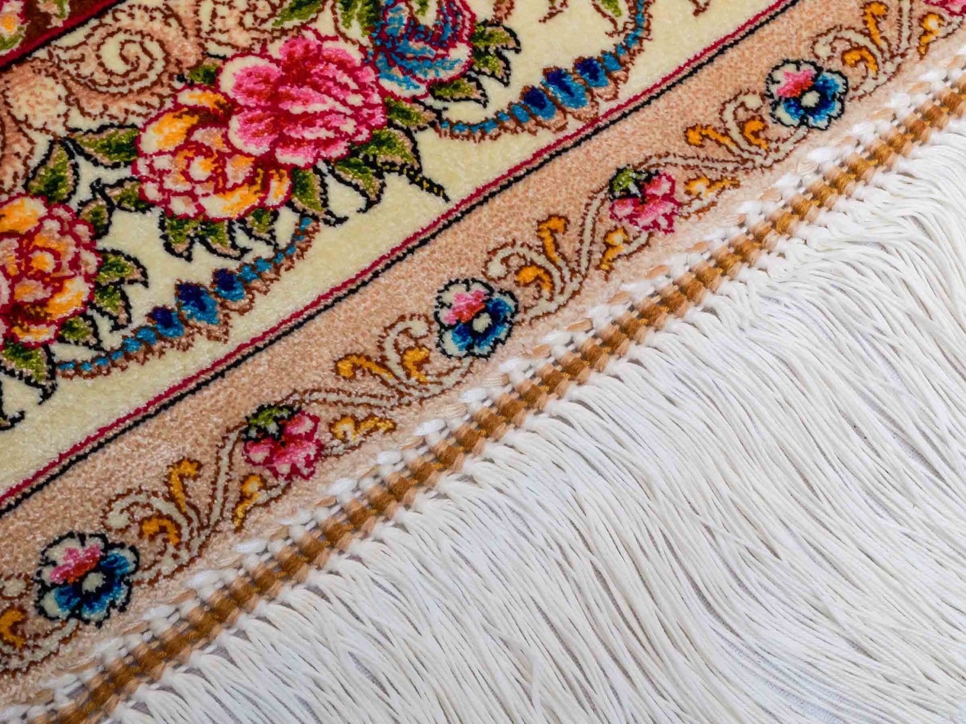Ghom Maschinenteppich "Mehr" 300 x 200 cm aus pflanzlicher Seide (Viskose) mit Medaillon, Cremeweiß, Beige. Teppichnummer: V61CR600H. Persian Luxury Collection by Khademi. Made in Iran / Persia – Vertrieb durch JUPITER Intl.