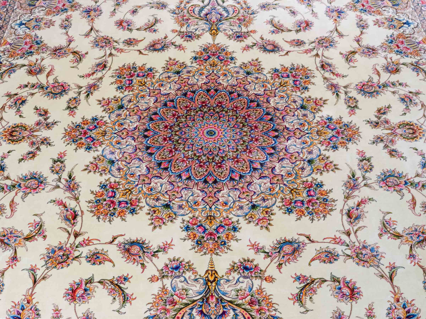 Ghom Maschinenteppich "Mehr" 300 x 200 cm aus pflanzlicher Seide (Viskose) mit Medaillon, Cremeweiß, Beige. Teppichnummer: V61CR600H. Persian Luxury Collection by Khademi. Made in Iran / Persia – Vertrieb durch JUPITER Intl.