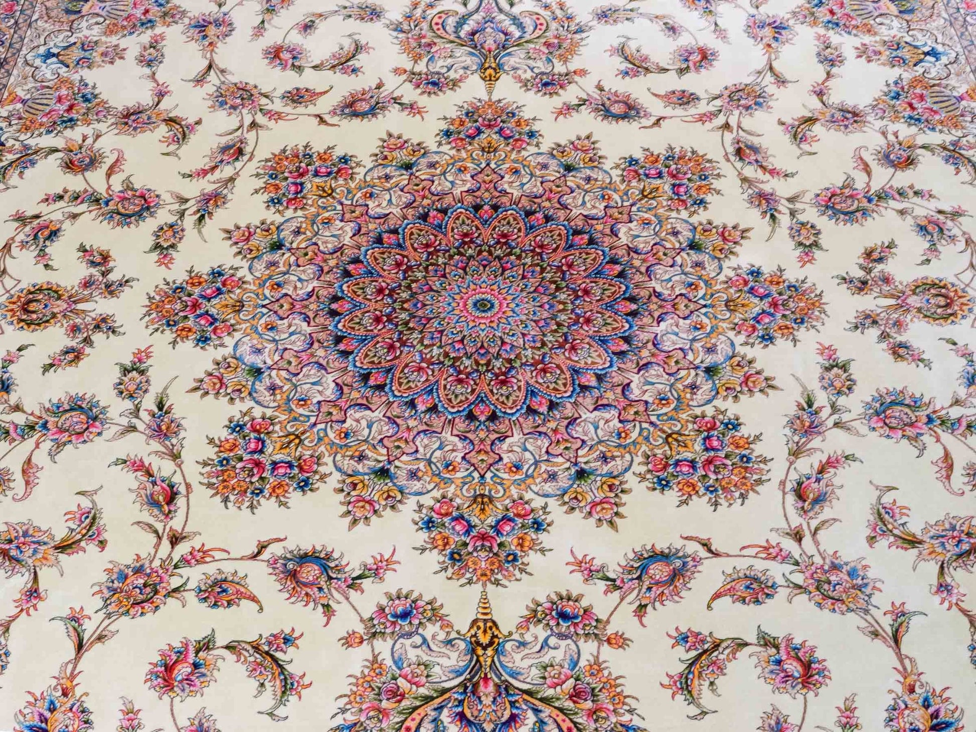 Ghom Maschinenteppich "Mehr" 300 x 200 cm aus pflanzlicher Seide (Viskose) mit Medaillon, Cremeweiß, Beige. Teppichnummer: V61CR600H. Persian Luxury Collection by Khademi. Made in Iran / Persia – Vertrieb durch JUPITER Intl.