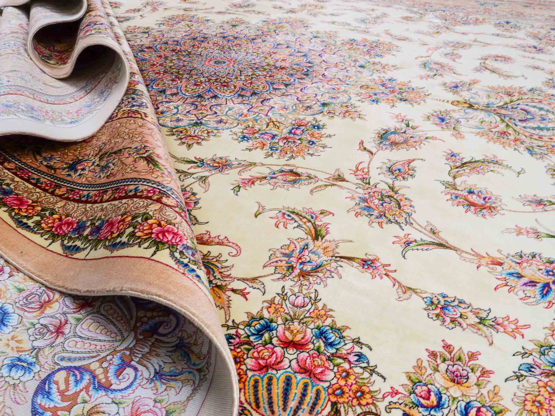 Ghom Maschinenteppich "Mehr" 300 x 200 cm aus pflanzlicher Seide (Viskose) mit Medaillon, Cremeweiß, Beige. Teppichnummer: V61CR600H. Persian Luxury Collection by Khademi. Made in Iran / Persia – Vertrieb durch JUPITER Intl.