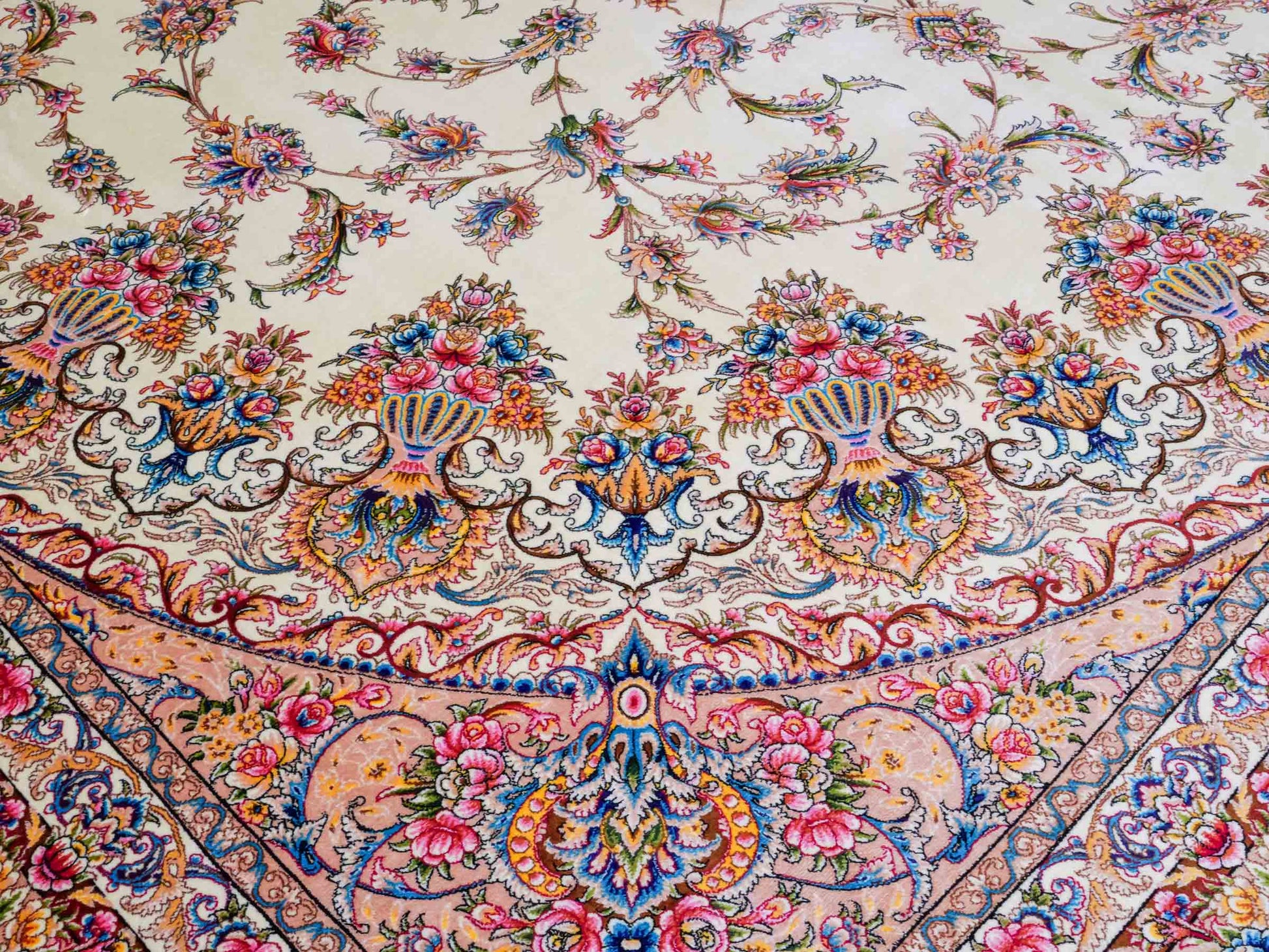 Ghom Maschinenteppich "Mehr" 300 x 200 cm aus pflanzlicher Seide (Viskose) mit Medaillon, Cremeweiß, Beige. Teppichnummer: V61CR600H. Persian Luxury Collection by Khademi. Made in Iran / Persia – Vertrieb durch JUPITER Intl.
