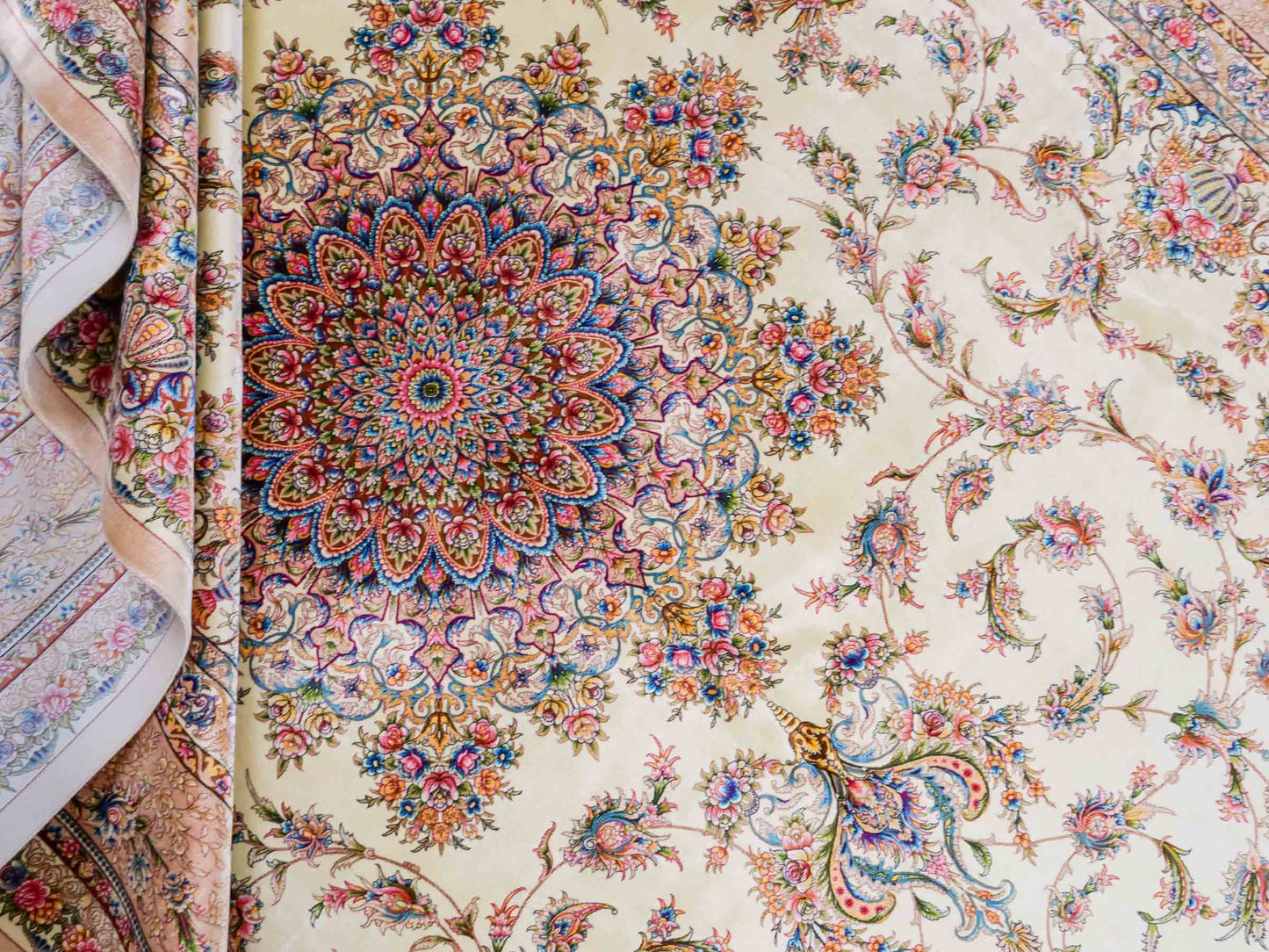 Ghom Maschinenteppich "Mehr" 300 x 200 cm aus pflanzlicher Seide (Viskose) mit Medaillon, Cremeweiß, Beige. Teppichnummer: V61CR600H. Persian Luxury Collection by Khademi. Made in Iran / Persia – Vertrieb durch JUPITER Intl.