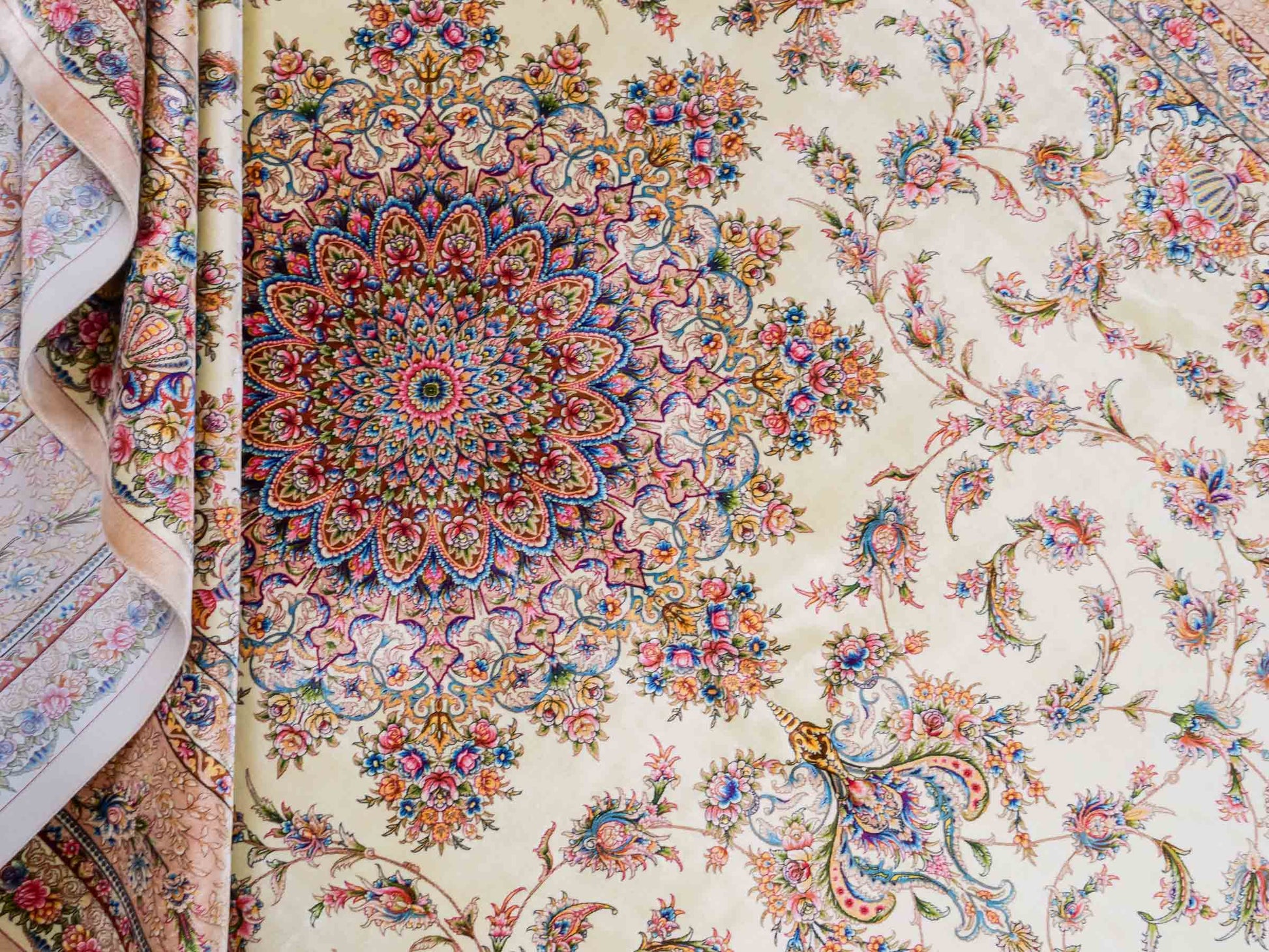 Ghom Maschinenteppich "Mehr" 300 x 200 cm aus pflanzlicher Seide (Viskose) mit Medaillon, Cremeweiß, Beige. Teppichnummer: V61CR600H. Persian Luxury Collection by Khademi. Made in Iran / Persia – Vertrieb durch JUPITER Intl.