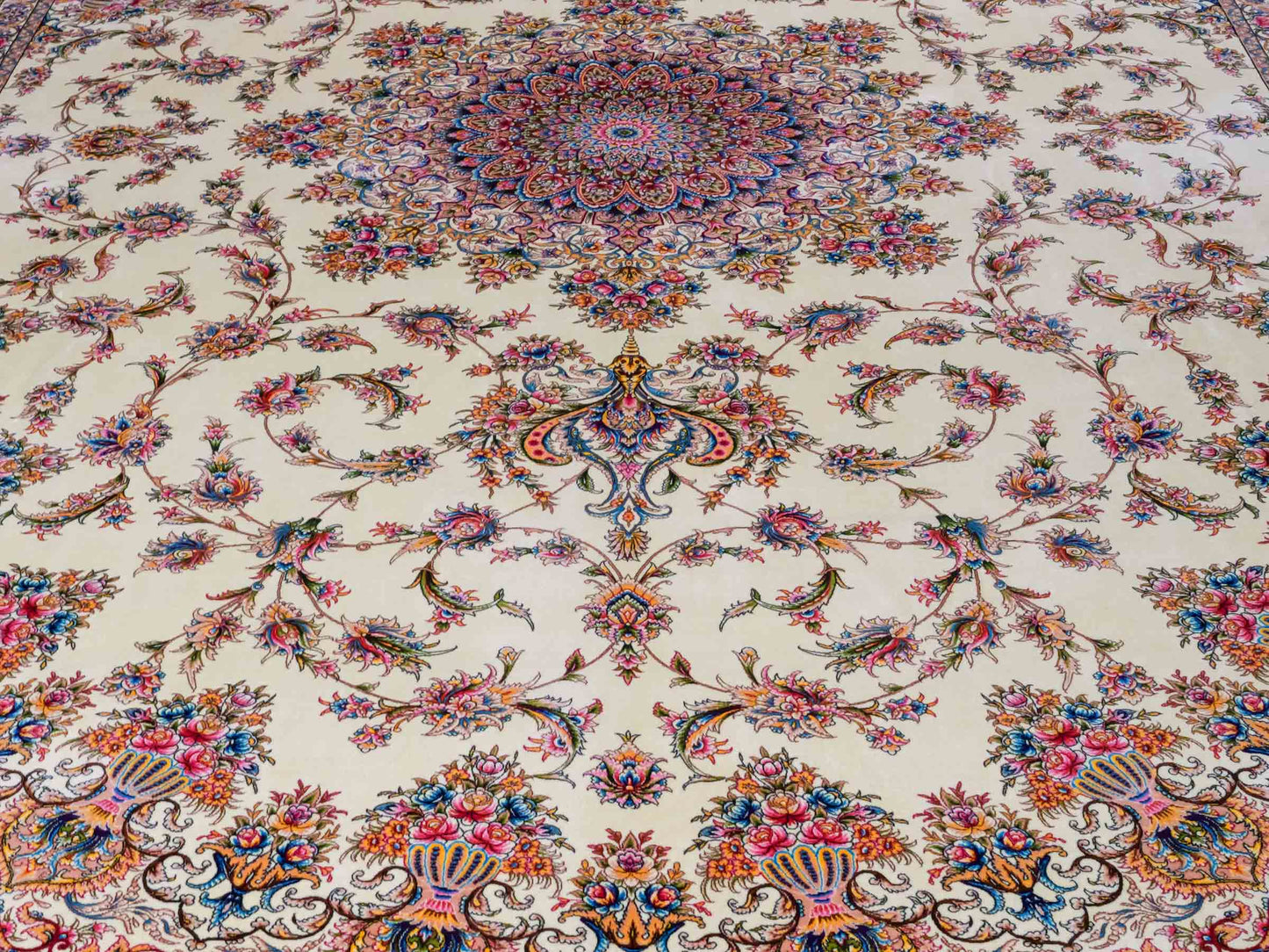 Ghom Maschinenteppich "Mehr" 300 x 200 cm aus pflanzlicher Seide (Viskose) mit Medaillon, Cremeweiß, Beige. Teppichnummer: V61CR600H. Persian Luxury Collection by Khademi. Made in Iran / Persia – Vertrieb durch JUPITER Intl.