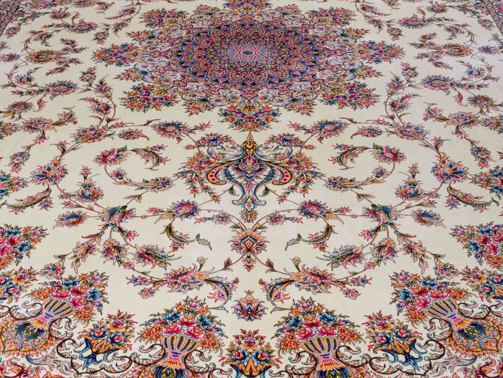 Ghom Maschinenteppich "Mehr" 300 x 200 cm aus pflanzlicher Seide (Viskose) mit Medaillon, Cremeweiß, Beige. Teppichnummer: V61CR600H. Persian Luxury Collection by Khademi. Made in Iran / Persia – Vertrieb durch JUPITER Intl.
