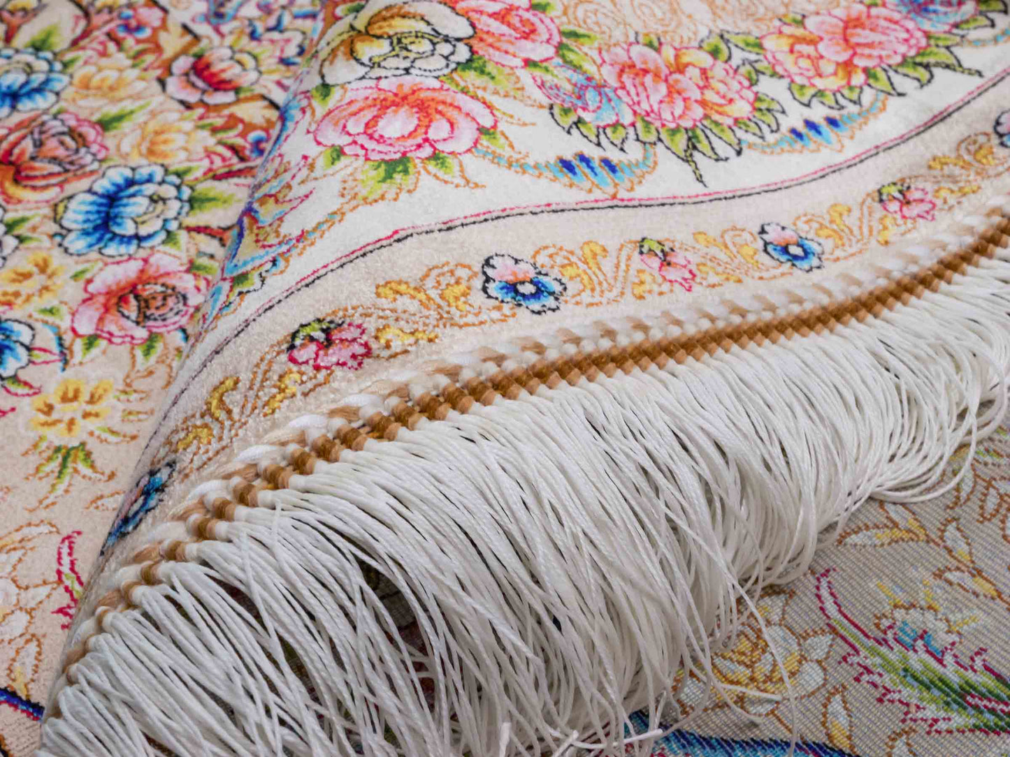 Ghom Maschinenteppich "Mehr" 300 x 200 cm aus pflanzlicher Seide (Viskose) mit Medaillon, Cremeweiß, Beige. Teppichnummer: V61CR600H. Persian Luxury Collection by Khademi. Made in Iran / Persia – Vertrieb durch JUPITER Intl.