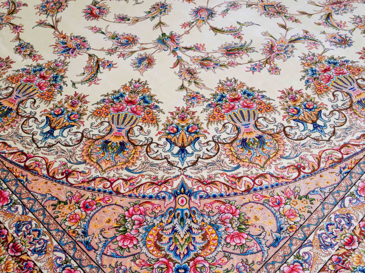 Ghom Maschinenteppich "Mehr" 300 x 200 cm aus pflanzlicher Seide (Viskose) mit Medaillon, Cremeweiß, Beige. Teppichnummer: V61CR600H. Persian Luxury Collection by Khademi. Made in Iran / Persia – Vertrieb durch JUPITER Intl.