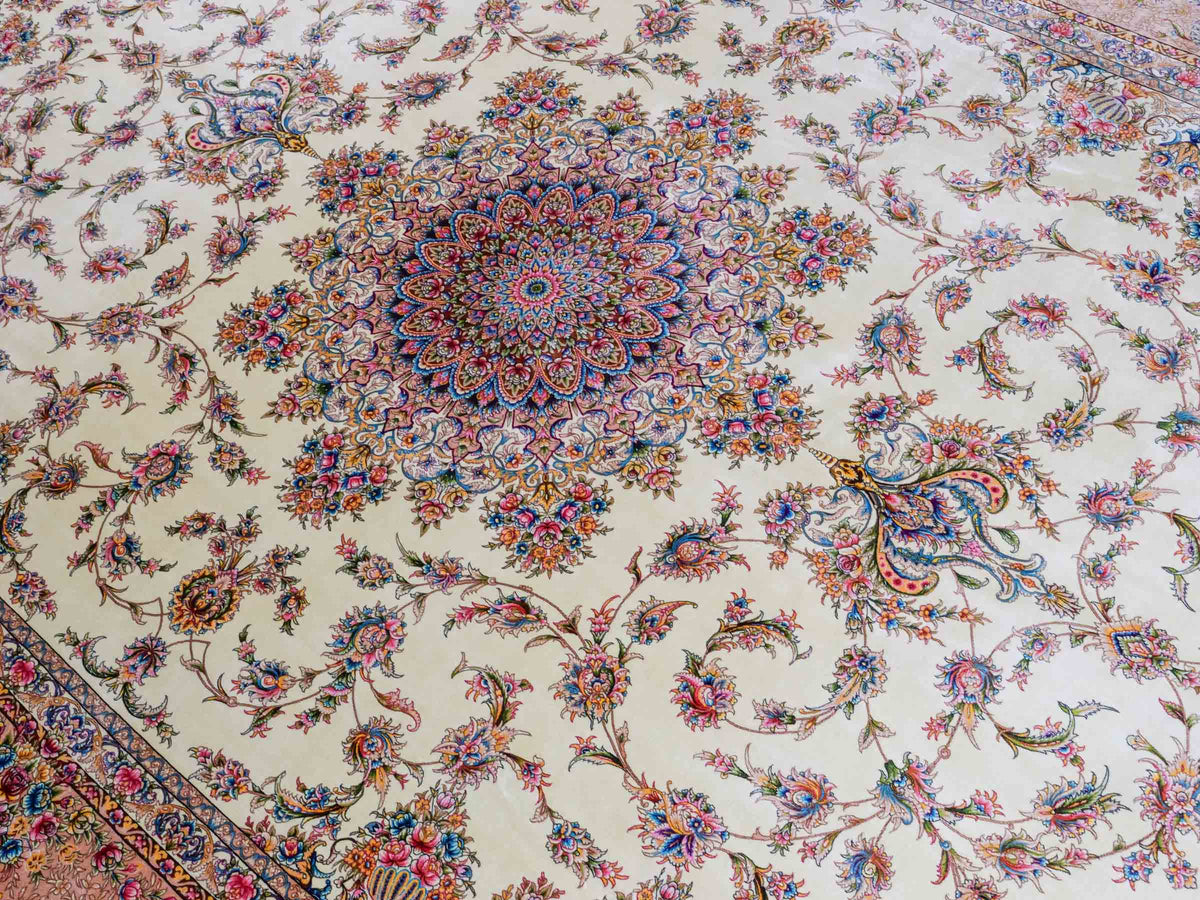 Ghom Maschinenteppich "Mehr" 300 x 200 cm aus pflanzlicher Seide (Viskose) mit Medaillon, Cremeweiß, Beige. Teppichnummer: V61CR600H. Persian Luxury Collection by Khademi. Made in Iran / Persia – Vertrieb durch JUPITER Intl.