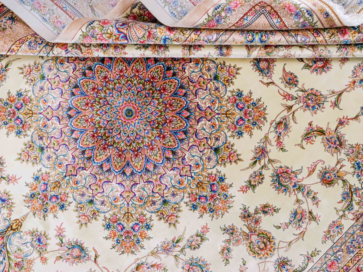 Ghom Maschinenteppich "Mehr" 300 x 200 cm aus pflanzlicher Seide (Viskose) mit Medaillon, Cremeweiß, Beige. Teppichnummer: V61CR600H. Persian Luxury Collection by Khademi. Made in Iran / Persia – Vertrieb durch JUPITER Intl.