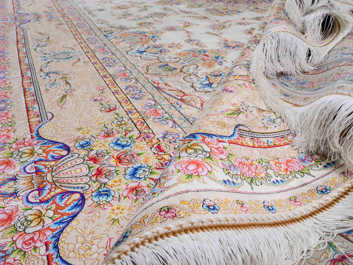 Ghom Maschinenteppich "Mehr" 300 x 200 cm aus pflanzlicher Seide (Viskose) mit Medaillon, Cremeweiß, Beige. Teppichnummer: V61CR600H. Persian Luxury Collection by Khademi. Made in Iran / Persia – Vertrieb durch JUPITER Intl.