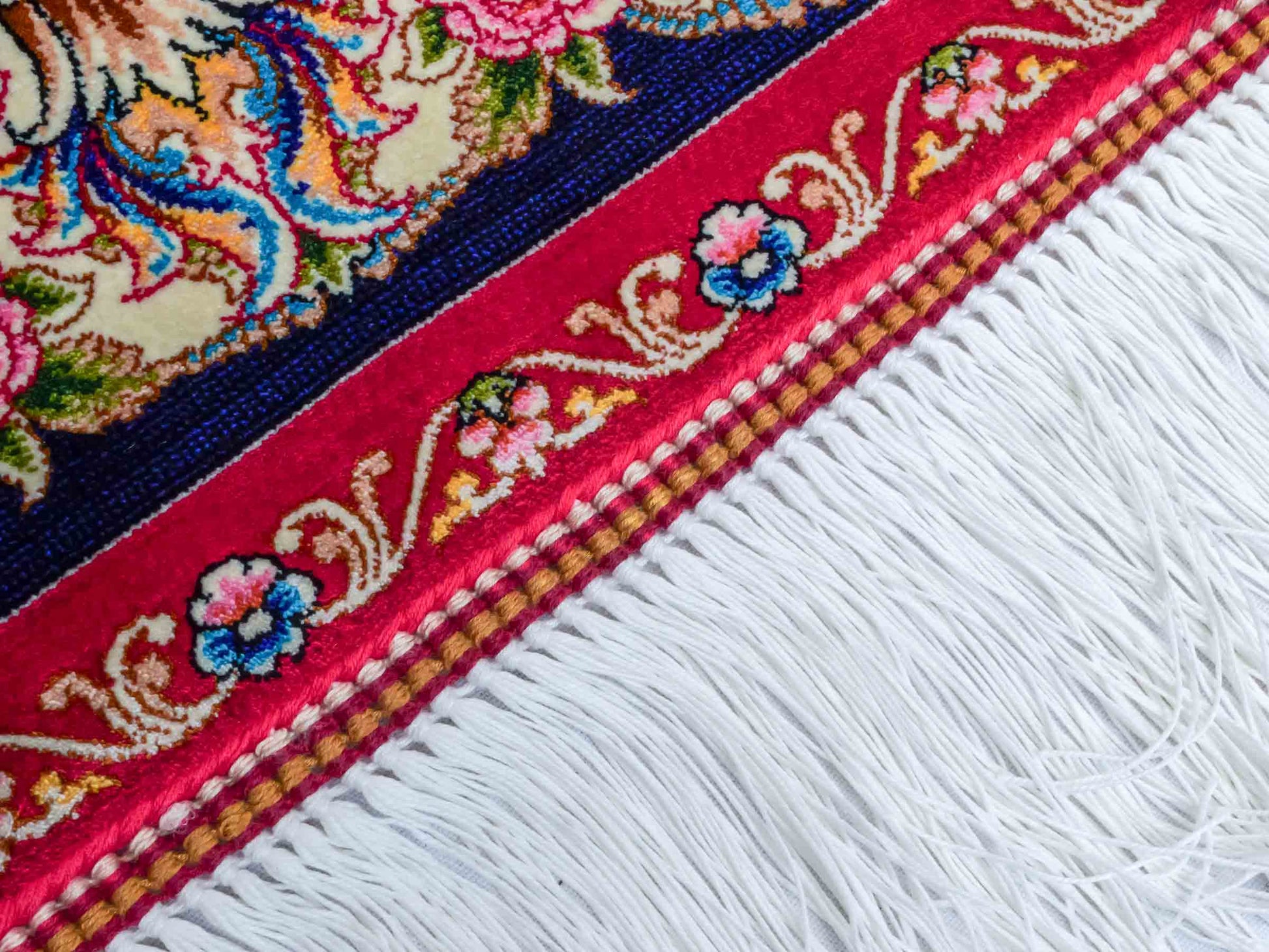 Ghom Maschinenteppich "Mehr" 300 x 200 cm aus pflanzlicher Seide (Viskose) mit Medaillon, Rot. Teppichnummer: V61RD600H. Persian Luxury Collection by Khademi. Made in Iran / Persia – Vertrieb durch JUPITER Intl.