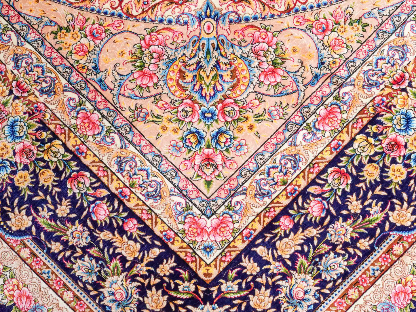 Ghom Maschinenteppich "Mehr" 300 x 200 cm aus pflanzlicher Seide (Viskose) mit Medaillon, Rot. Teppichnummer: V61RD600H. Persian Luxury Collection by Khademi. Made in Iran / Persia – Vertrieb durch JUPITER Intl.
