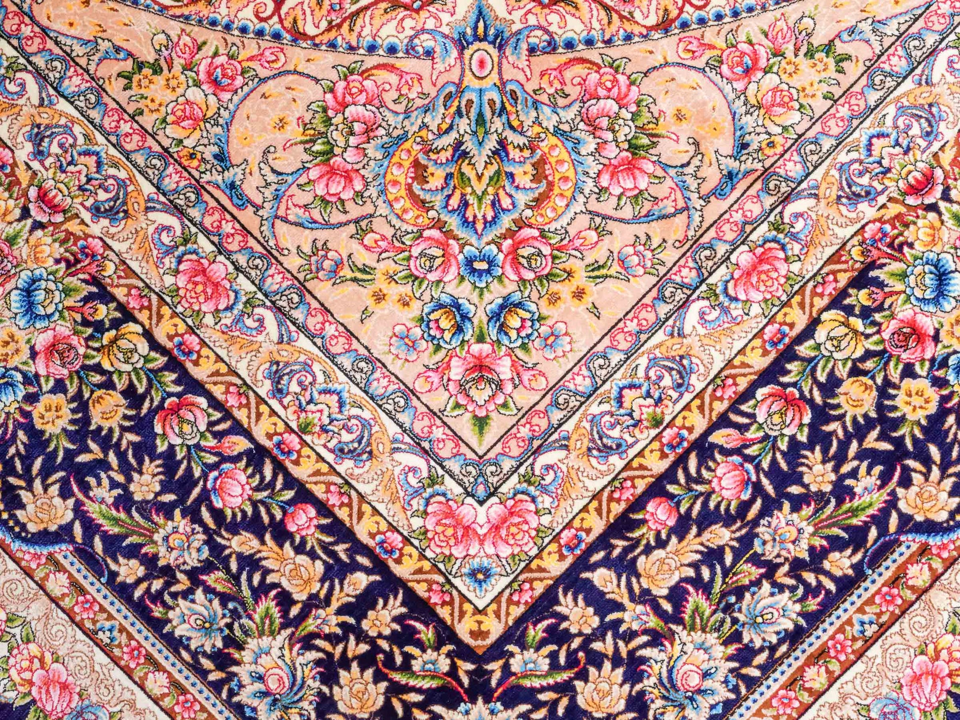 Ghom Maschinenteppich "Mehr" 300 x 200 cm aus pflanzlicher Seide (Viskose) mit Medaillon, Rot. Teppichnummer: V61RD600H. Persian Luxury Collection by Khademi. Made in Iran / Persia – Vertrieb durch JUPITER Intl.