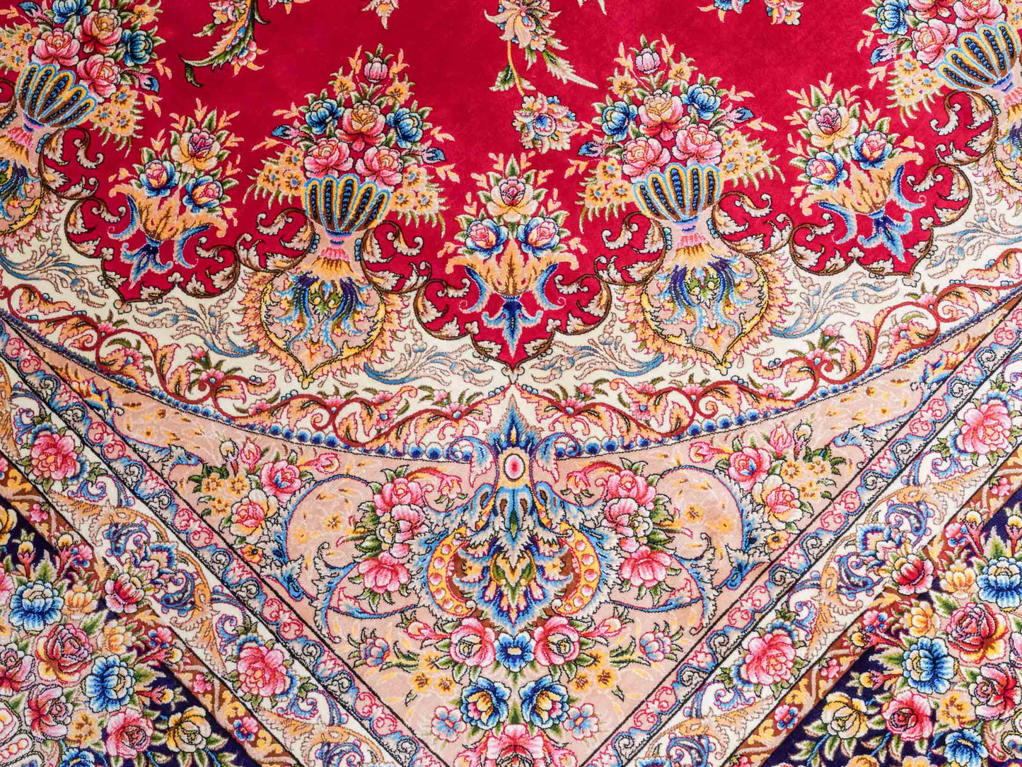 Ghom Maschinenteppich "Mehr" 300 x 200 cm aus pflanzlicher Seide (Viskose) mit Medaillon, Rot. Teppichnummer: V61RD600H. Persian Luxury Collection by Khademi. Made in Iran / Persia – Vertrieb durch JUPITER Intl.