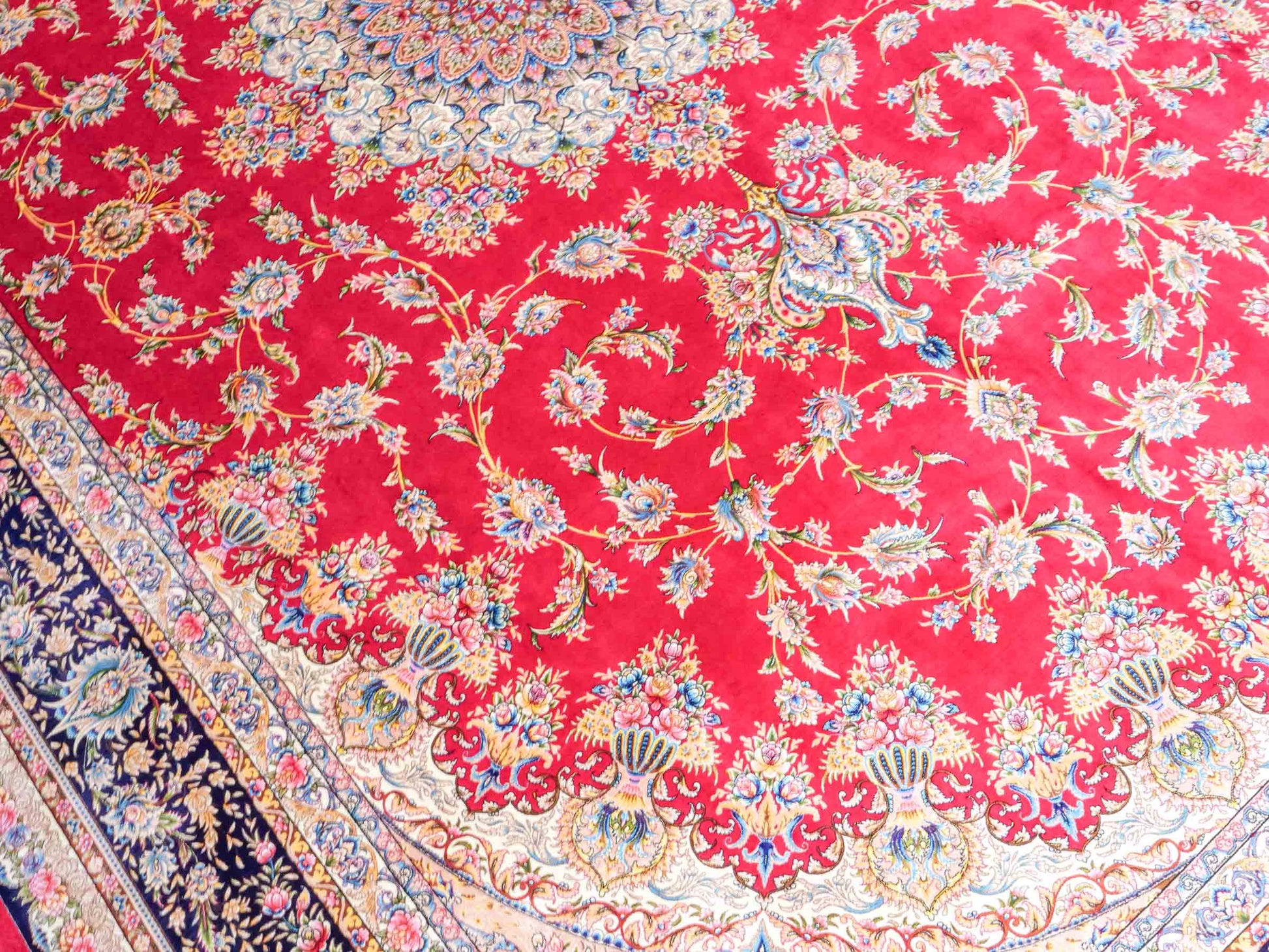 Ghom Maschinenteppich "Mehr" 300 x 200 cm aus pflanzlicher Seide (Viskose) mit Medaillon, Rot. Teppichnummer: V61RD600H. Persian Luxury Collection by Khademi. Made in Iran / Persia – Vertrieb durch JUPITER Intl.