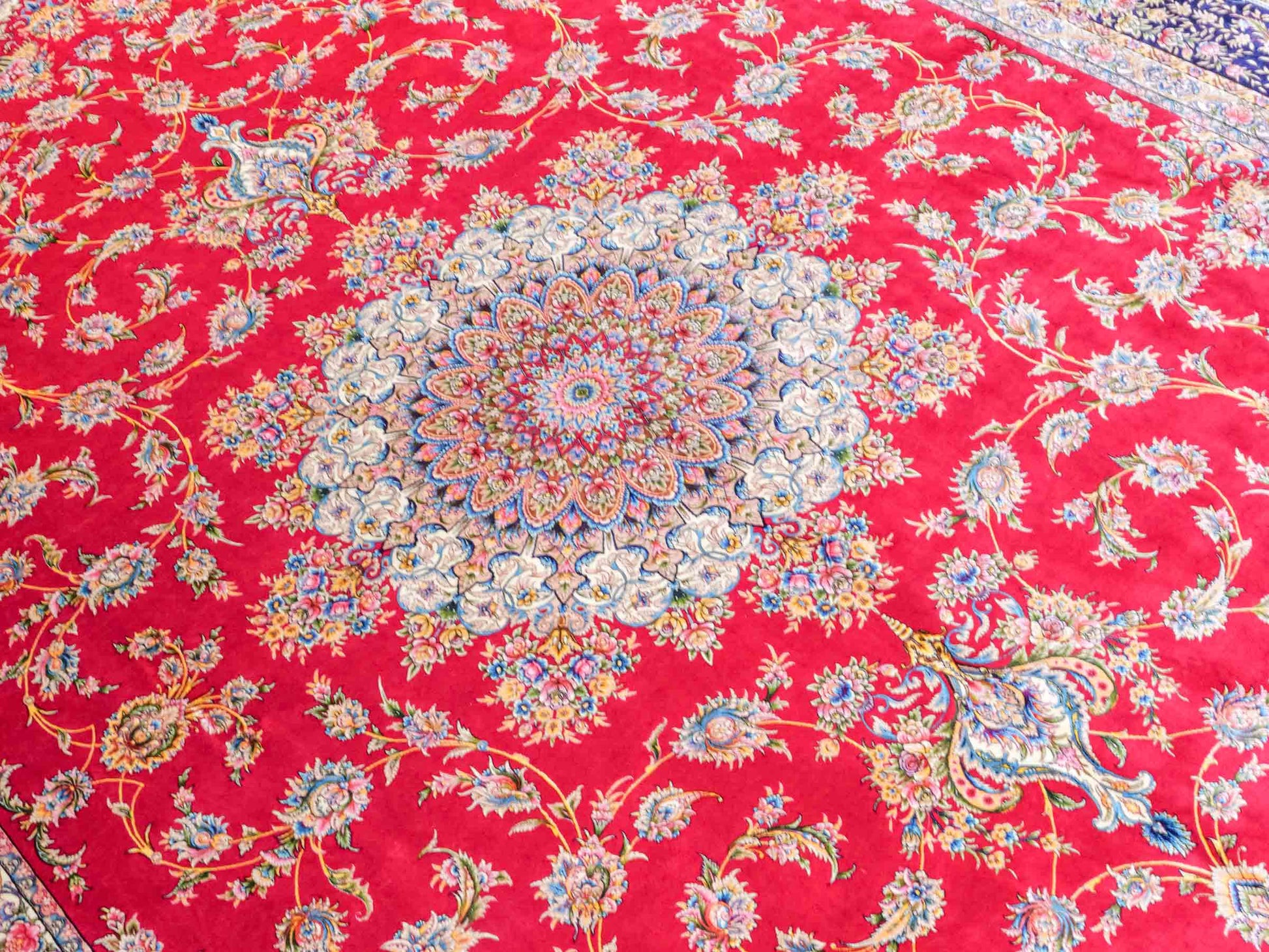 Ghom Maschinenteppich "Mehr" 300 x 200 cm aus pflanzlicher Seide (Viskose) mit Medaillon, Rot. Teppichnummer: V61RD600H. Persian Luxury Collection by Khademi. Made in Iran / Persia – Vertrieb durch JUPITER Intl.