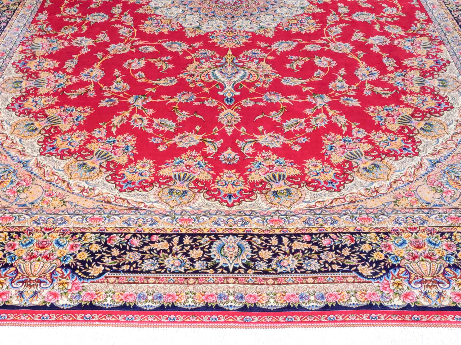 Ghom Maschinenteppich "Mehr" 300 x 200 cm aus pflanzlicher Seide (Viskose) mit Medaillon, Rot. Teppichnummer: V61RD600H. Persian Luxury Collection by Khademi. Made in Iran / Persia – Vertrieb durch JUPITER Intl.