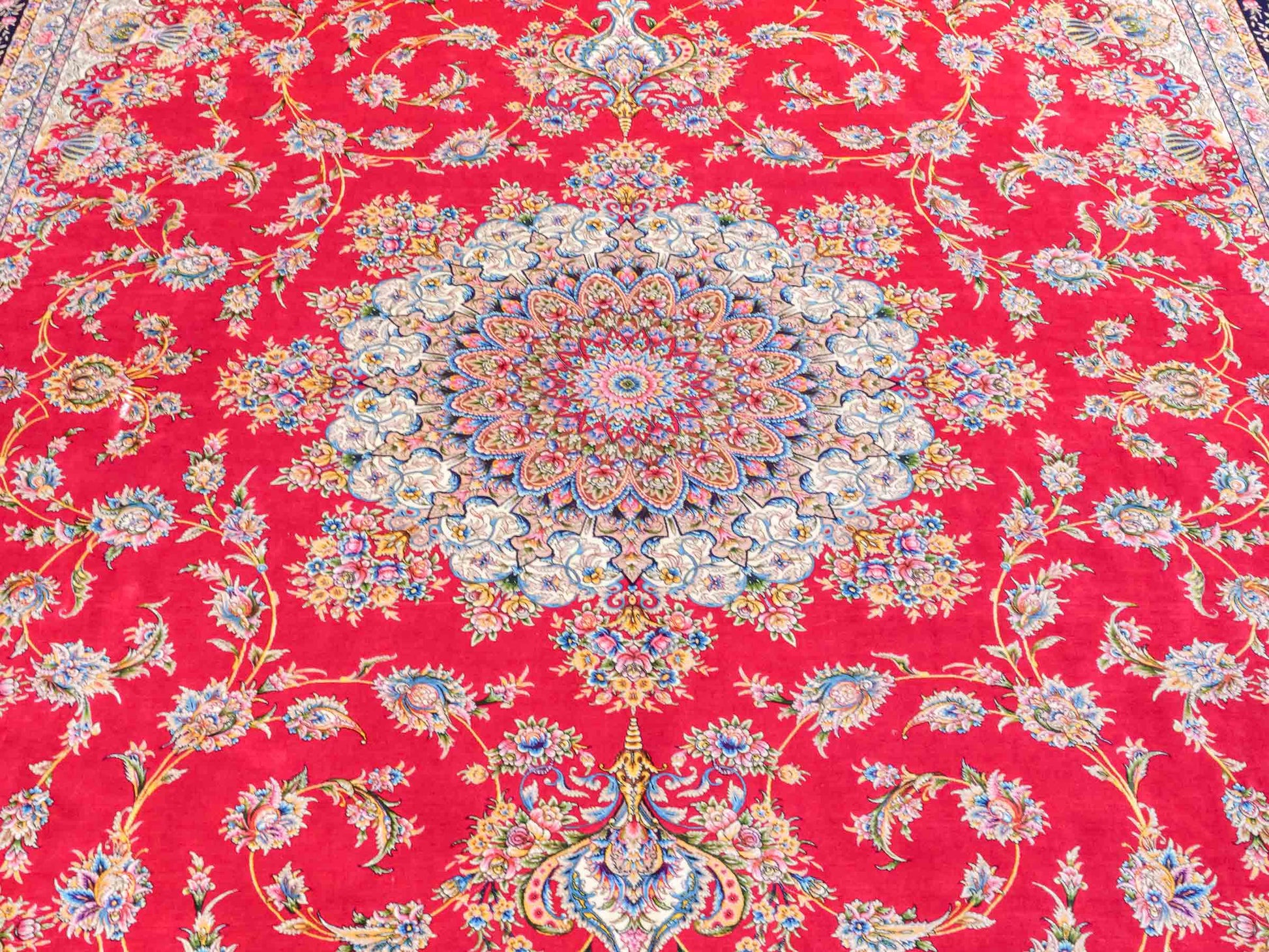 Ghom Maschinenteppich "Mehr" 300 x 200 cm aus pflanzlicher Seide (Viskose) mit Medaillon, Rot. Teppichnummer: V61RD600H. Persian Luxury Collection by Khademi. Made in Iran / Persia – Vertrieb durch JUPITER Intl.