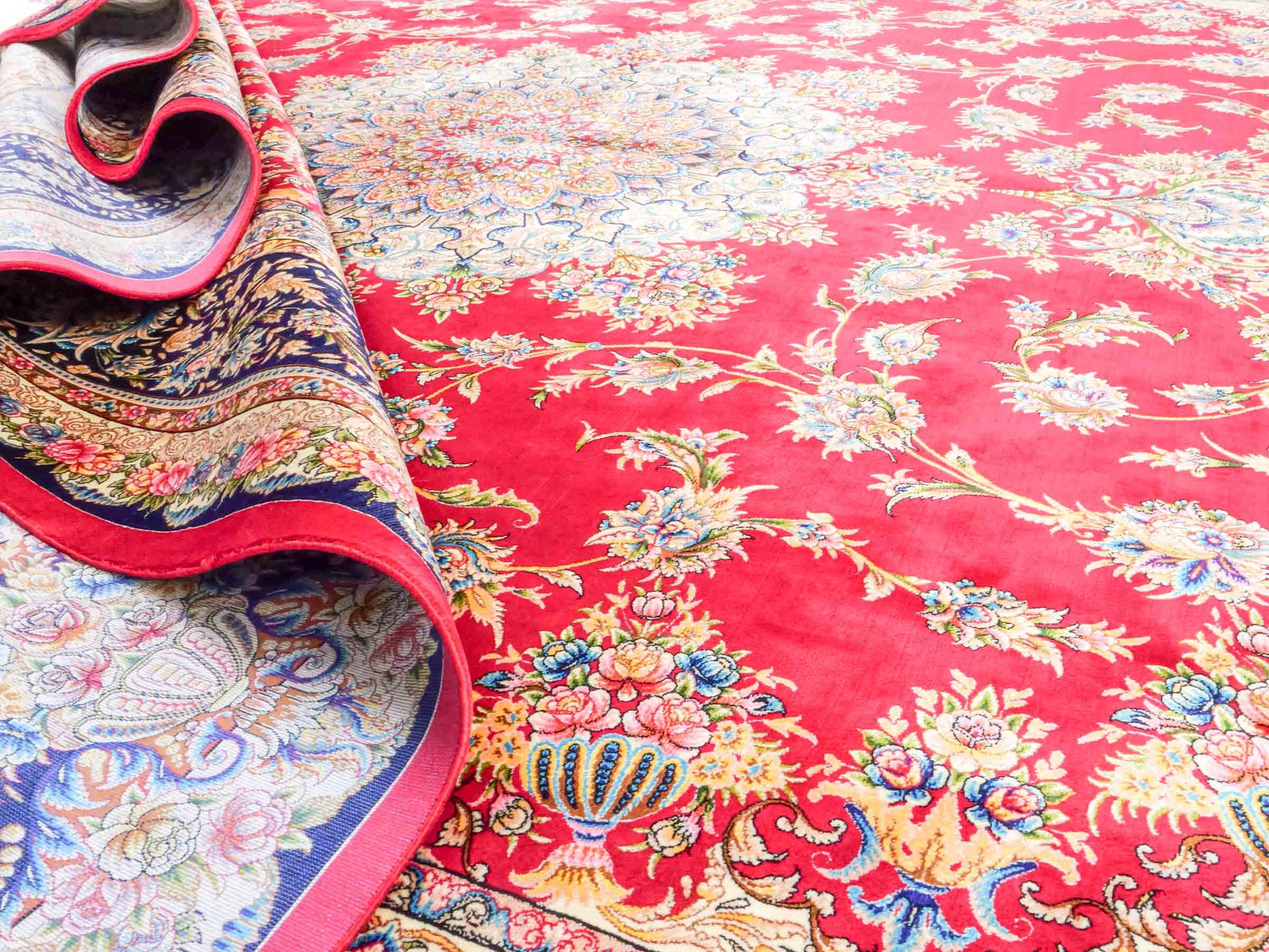 Ghom Maschinenteppich "Mehr" 300 x 200 cm aus pflanzlicher Seide (Viskose) mit Medaillon, Rot. Teppichnummer: V61RD600H. Persian Luxury Collection by Khademi. Made in Iran / Persia – Vertrieb durch JUPITER Intl.