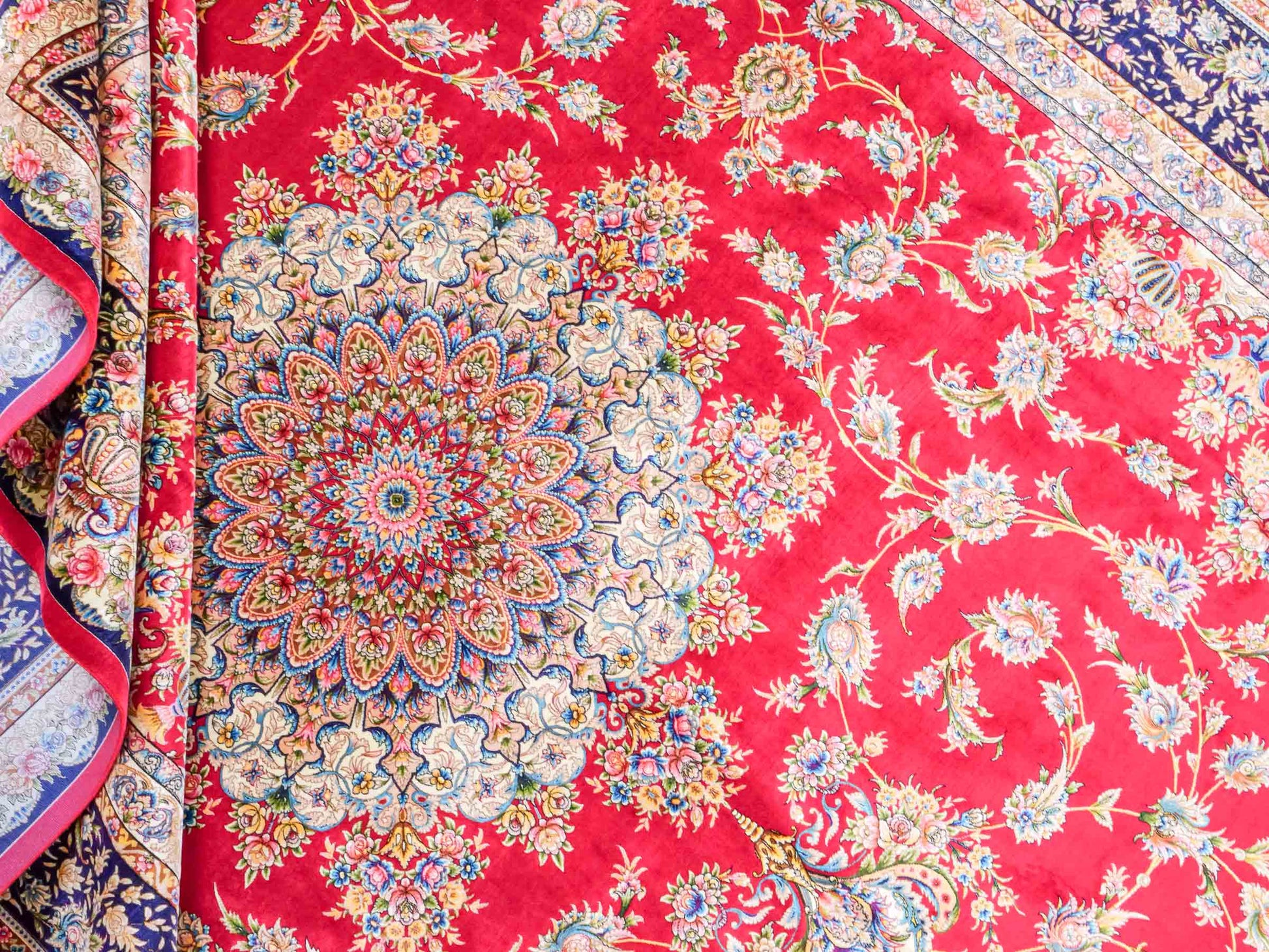 Ghom Maschinenteppich "Mehr" 300 x 200 cm aus pflanzlicher Seide (Viskose) mit Medaillon, Rot. Teppichnummer: V61RD600H. Persian Luxury Collection by Khademi. Made in Iran / Persia – Vertrieb durch JUPITER Intl.