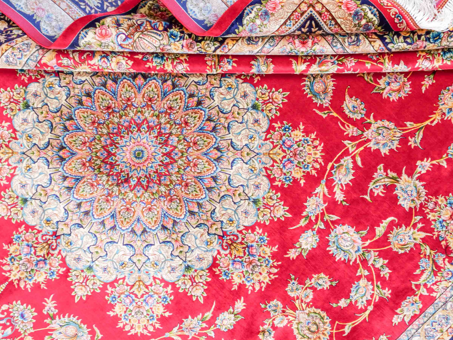 Ghom Maschinenteppich "Mehr" 300 x 200 cm aus pflanzlicher Seide (Viskose) mit Medaillon, Rot. Teppichnummer: V61RD600H. Persian Luxury Collection by Khademi. Made in Iran / Persia – Vertrieb durch JUPITER Intl.
