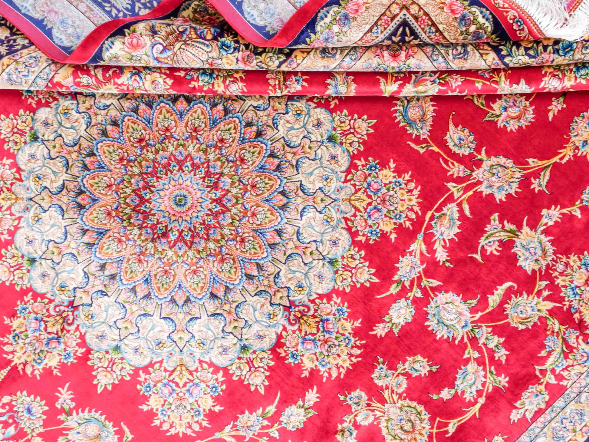 Ghom Maschinenteppich "Mehr" 300 x 200 cm aus pflanzlicher Seide (Viskose) mit Medaillon, Rot. Teppichnummer: V61RD600H. Persian Luxury Collection by Khademi. Made in Iran / Persia – Vertrieb durch JUPITER Intl.