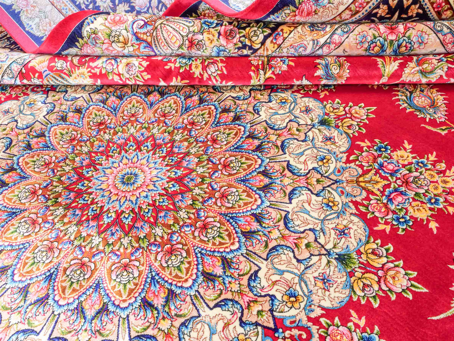 Ghom Maschinenteppich "Mehr" 300 x 200 cm aus pflanzlicher Seide (Viskose) mit Medaillon, Rot. Teppichnummer: V61RD600H. Persian Luxury Collection by Khademi. Made in Iran / Persia – Vertrieb durch JUPITER Intl.