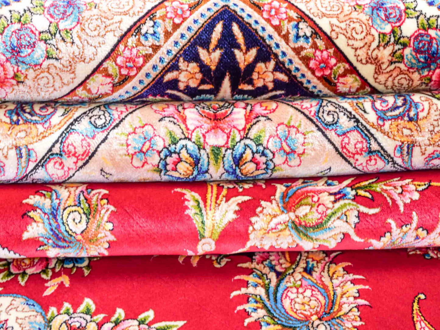 Ghom Maschinenteppich "Mehr" 300 x 200 cm aus pflanzlicher Seide (Viskose) mit Medaillon, Rot. Teppichnummer: V61RD600H. Persian Luxury Collection by Khademi. Made in Iran / Persia – Vertrieb durch JUPITER Intl.