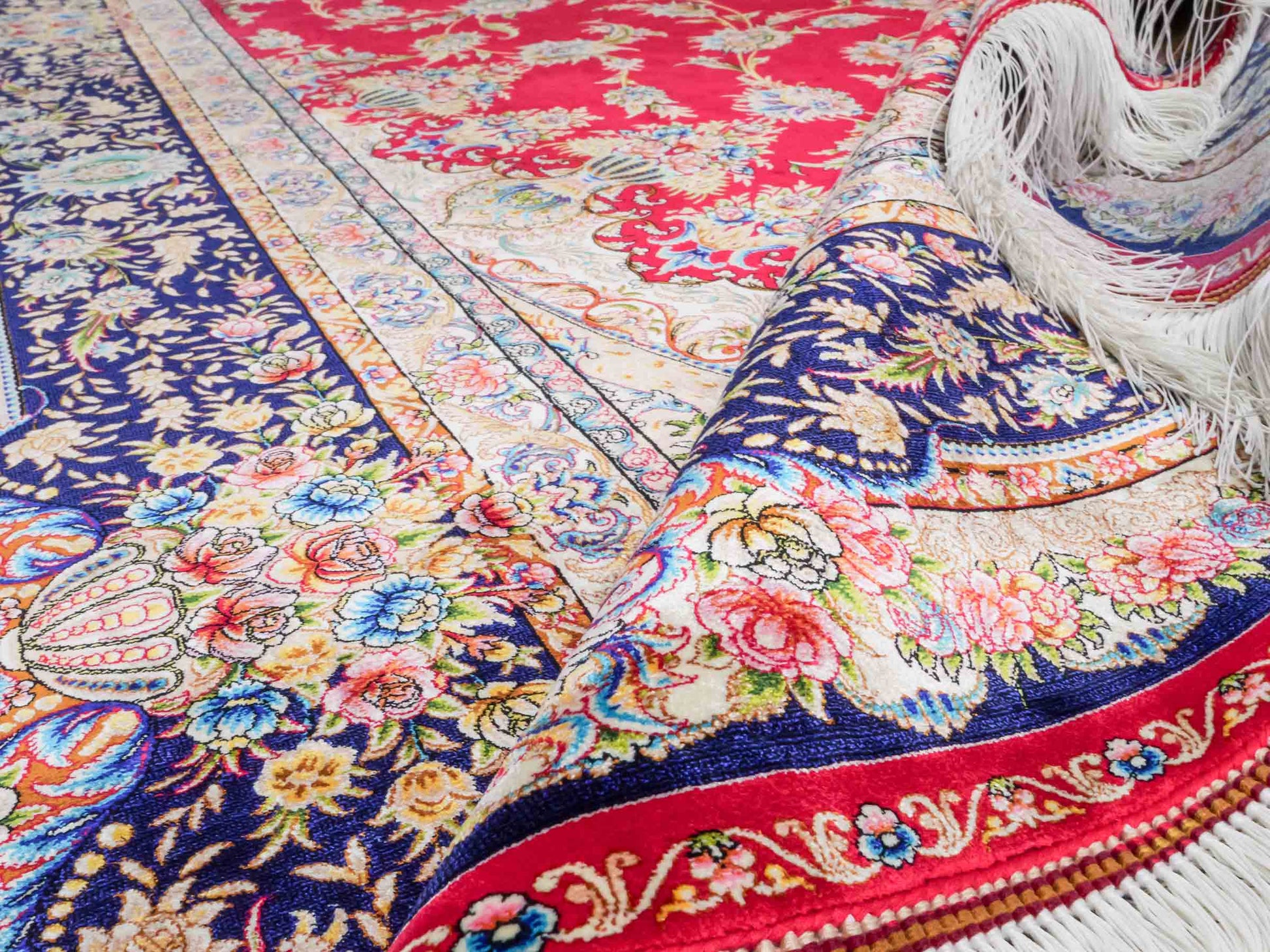 Ghom Maschinenteppich "Mehr" 300 x 200 cm aus pflanzlicher Seide (Viskose) mit Medaillon, Rot. Teppichnummer: V61RD600H. Persian Luxury Collection by Khademi. Made in Iran / Persia – Vertrieb durch JUPITER Intl.