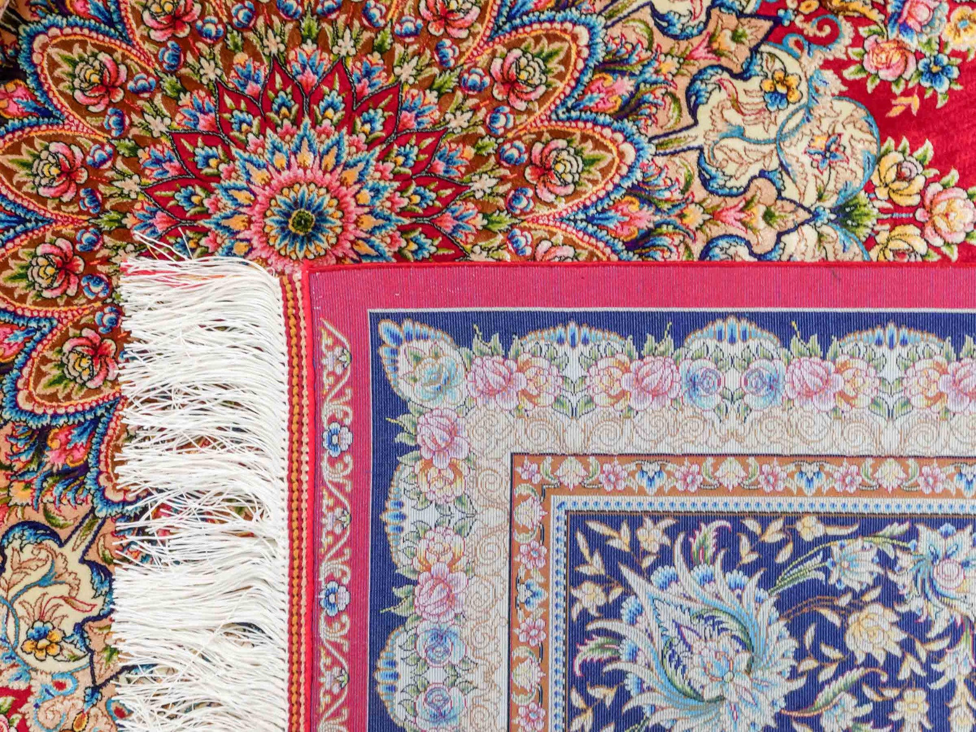 Ghom Maschinenteppich "Mehr" 300 x 200 cm aus pflanzlicher Seide (Viskose) mit Medaillon, Rot. Teppichnummer: V61RD600H. Persian Luxury Collection by Khademi. Made in Iran / Persia – Vertrieb durch JUPITER Intl.