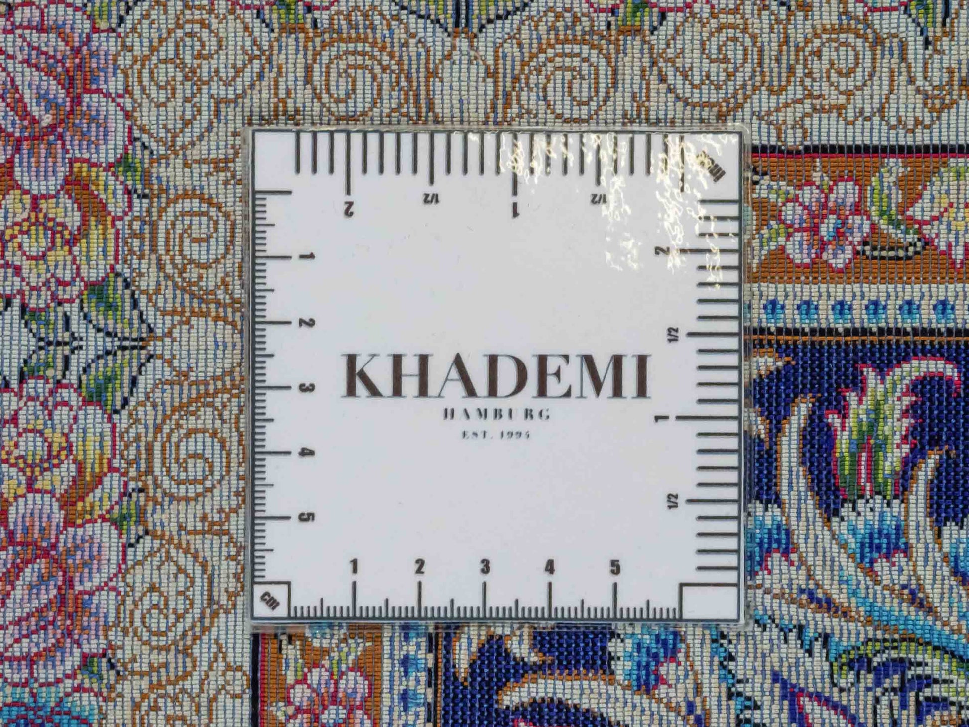 Ghom Maschinenteppich "Mehr" 300 x 200 cm aus pflanzlicher Seide (Viskose) mit Medaillon, Rot. Teppichnummer: V61RD600H. Persian Luxury Collection by Khademi. Made in Iran / Persia – Vertrieb durch JUPITER Intl.