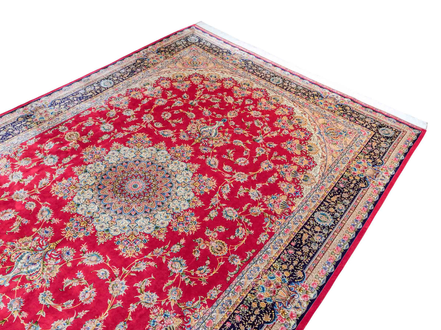 Ghom Maschinenteppich "Mehr" 300 x 200 cm aus pflanzlicher Seide (Viskose) mit Medaillon, Rot. Teppichnummer: V61RD600H. Persian Luxury Collection by Khademi. Made in Iran / Persia – Vertrieb durch JUPITER Intl.