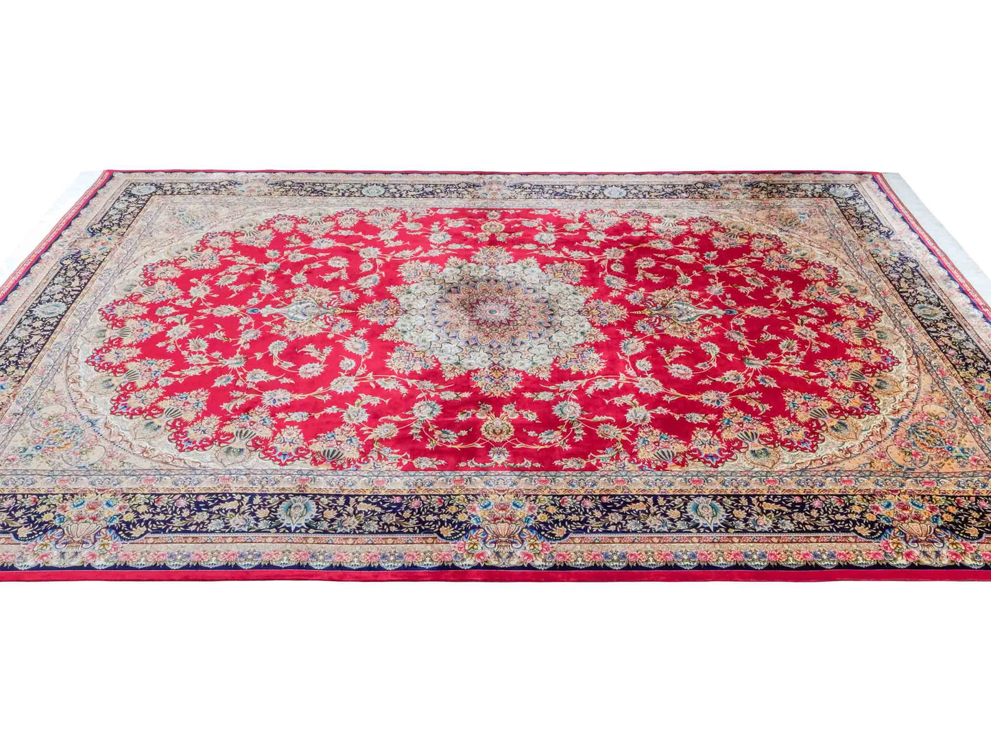 Ghom Maschinenteppich "Mehr" 300 x 200 cm aus pflanzlicher Seide (Viskose) mit Medaillon, Rot. Teppichnummer: V61RD600H. Persian Luxury Collection by Khademi. Made in Iran / Persia – Vertrieb durch JUPITER Intl.