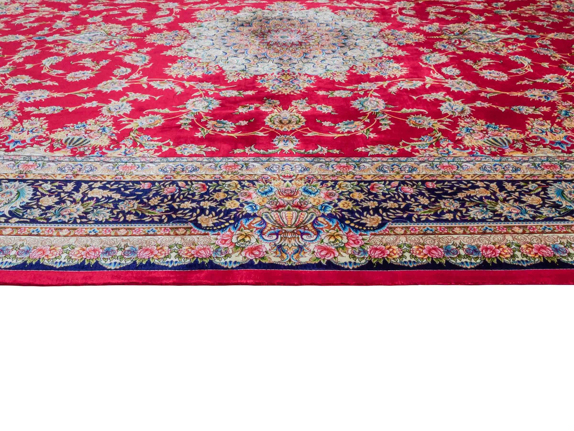 Ghom Maschinenteppich "Mehr" 300 x 200 cm aus pflanzlicher Seide (Viskose) mit Medaillon, Rot. Teppichnummer: V61RD600H. Persian Luxury Collection by Khademi. Made in Iran / Persia – Vertrieb durch JUPITER Intl.