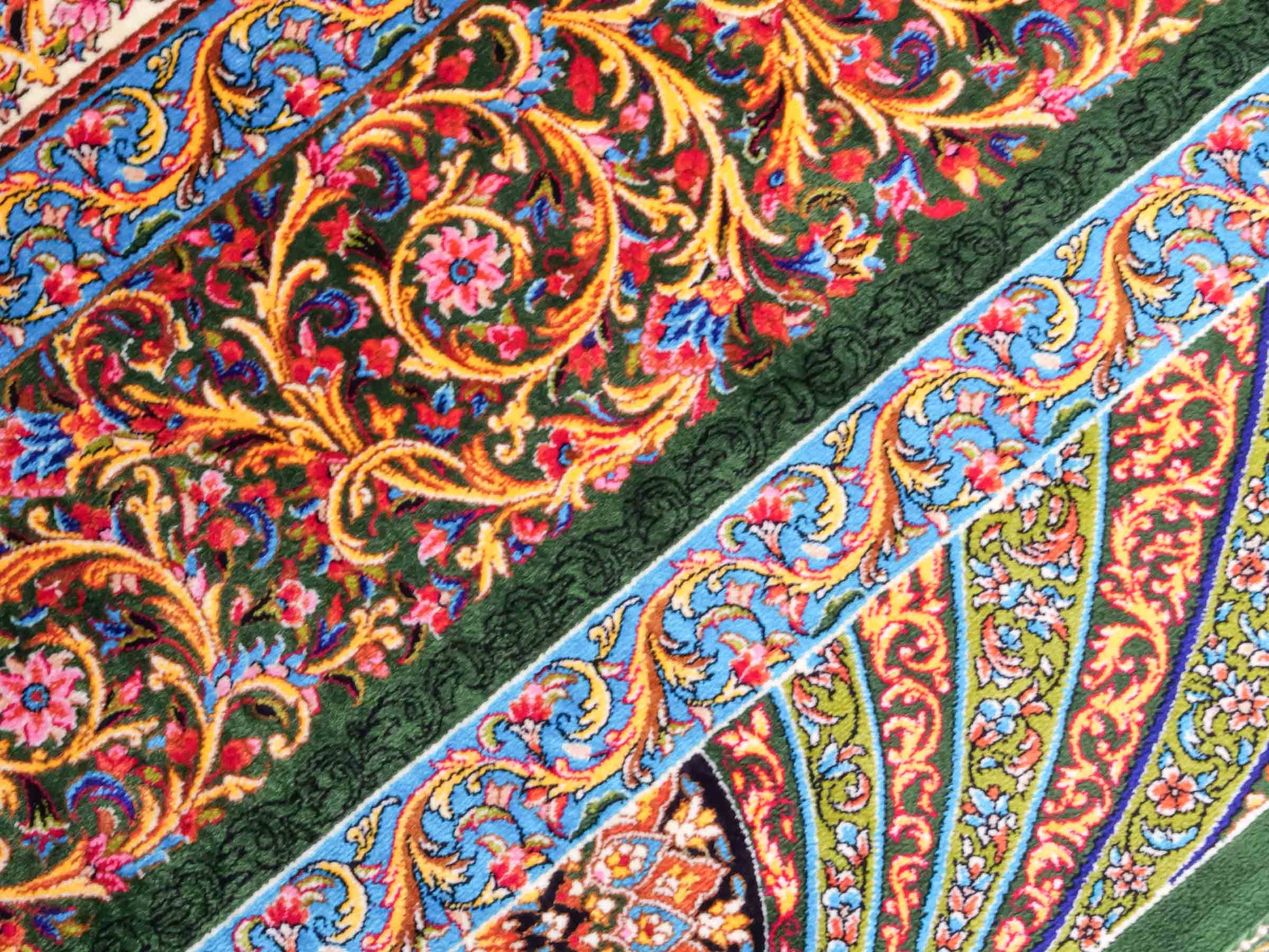 Ghom Maschinenteppich "Mehrab" 300 x 200 cm aus pflanzlicher Seide (Viskose) mit Paradies-Lebensbaum, Grün. Teppichnummer: V62MG600H. Persian Luxury Collection by Khademi. Made in Iran / Persia – Vertrieb durch JUPITER Intl.