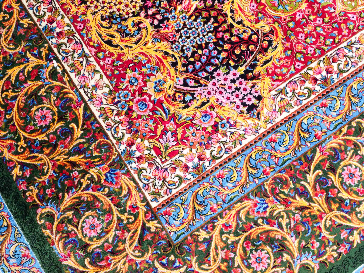 Ghom Maschinenteppich "Mehrab" 300 x 200 cm aus pflanzlicher Seide (Viskose) mit Paradies-Lebensbaum, Grün. Teppichnummer: V62MG600H. Persian Luxury Collection by Khademi. Made in Iran / Persia – Vertrieb durch JUPITER Intl.
