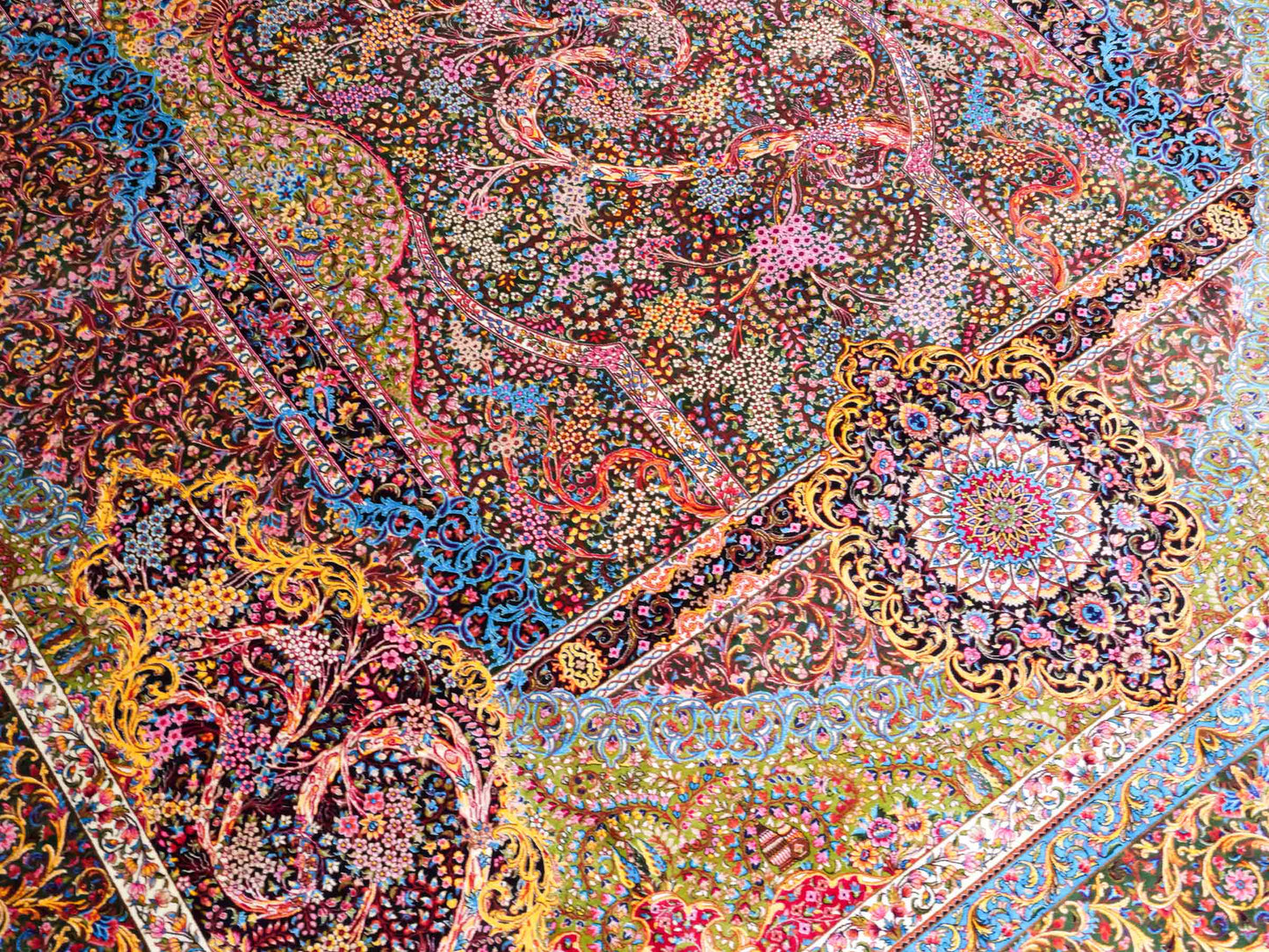 Ghom Maschinenteppich "Mehrab" 300 x 200 cm aus pflanzlicher Seide (Viskose) mit Paradies-Lebensbaum, Grün. Teppichnummer: V62MG600H. Persian Luxury Collection by Khademi. Made in Iran / Persia – Vertrieb durch JUPITER Intl.