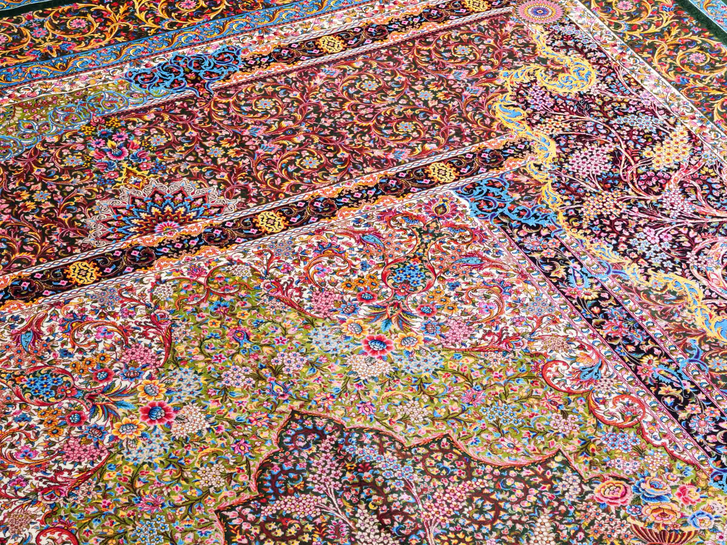 Ghom Maschinenteppich "Mehrab" 300 x 200 cm aus pflanzlicher Seide (Viskose) mit Paradies-Lebensbaum, Grün. Teppichnummer: V62MG600H. Persian Luxury Collection by Khademi. Made in Iran / Persia – Vertrieb durch JUPITER Intl.