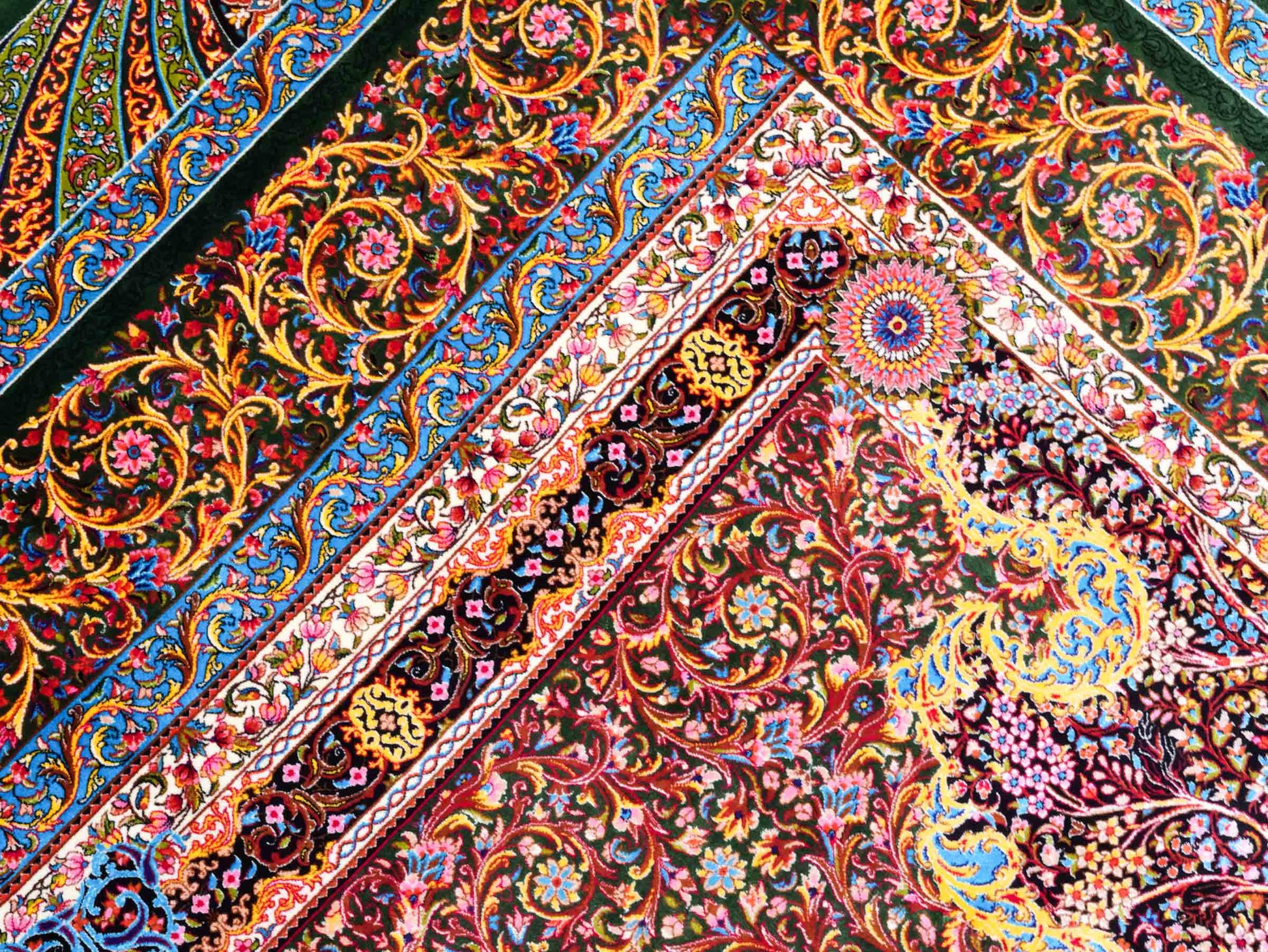Ghom Maschinenteppich "Mehrab" 300 x 200 cm aus pflanzlicher Seide (Viskose) mit Paradies-Lebensbaum, Grün. Teppichnummer: V62MG600H. Persian Luxury Collection by Khademi. Made in Iran / Persia – Vertrieb durch JUPITER Intl.