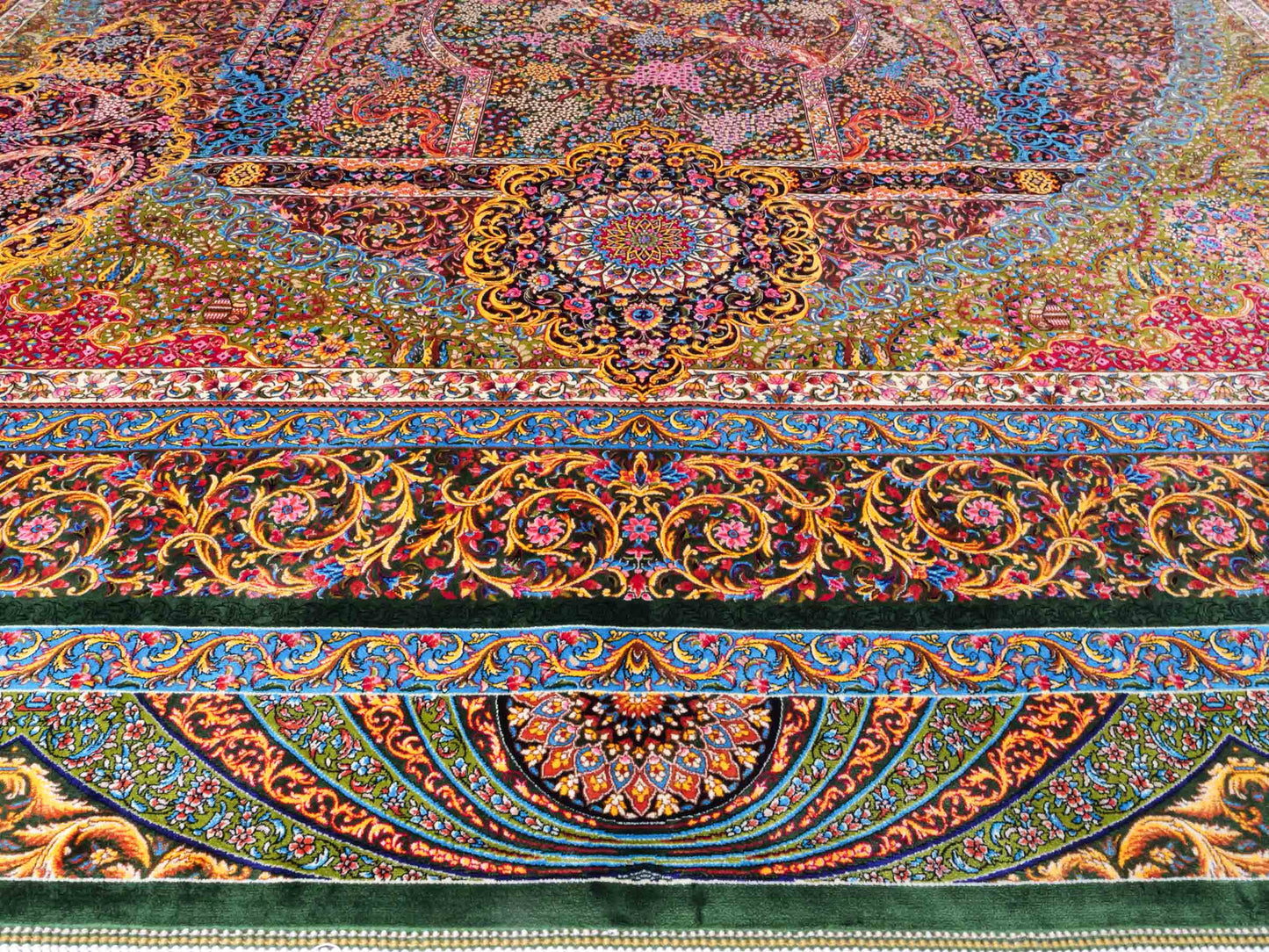 Ghom Maschinenteppich "Mehrab" 300 x 200 cm aus pflanzlicher Seide (Viskose) mit Paradies-Lebensbaum, Grün. Teppichnummer: V62MG600H. Persian Luxury Collection by Khademi. Made in Iran / Persia – Vertrieb durch JUPITER Intl.