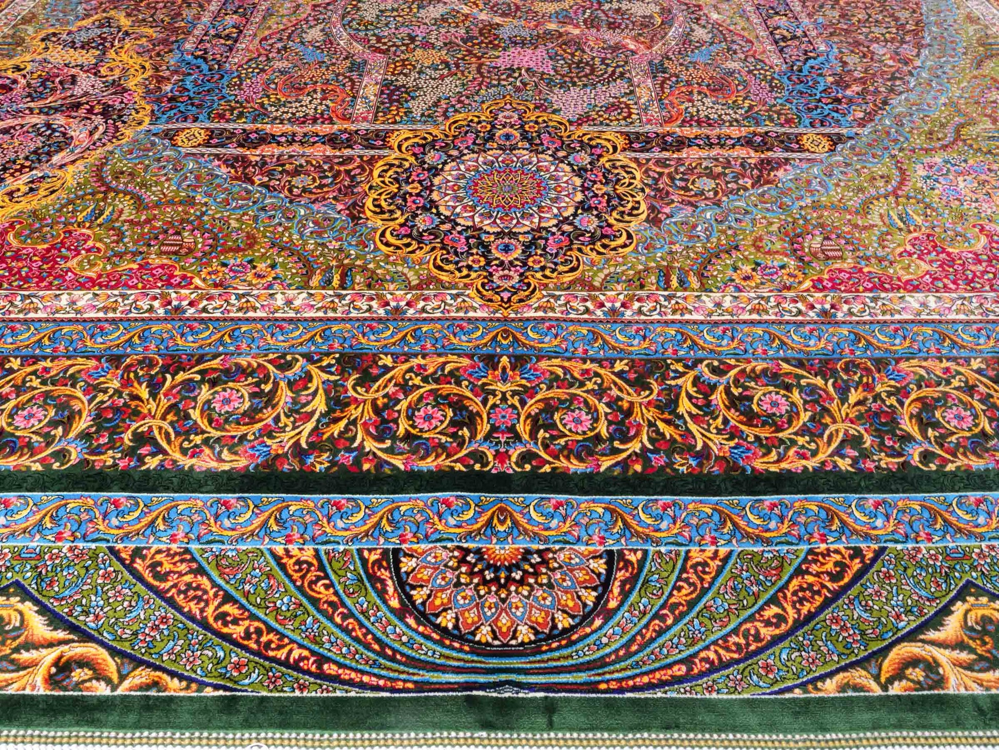 Ghom Maschinenteppich "Mehrab" 300 x 200 cm aus pflanzlicher Seide (Viskose) mit Paradies-Lebensbaum, Grün. Teppichnummer: V62MG600H. Persian Luxury Collection by Khademi. Made in Iran / Persia – Vertrieb durch JUPITER Intl.