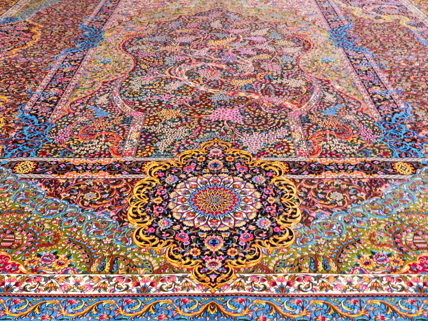 Ghom Maschinenteppich "Mehrab" 300 x 200 cm aus pflanzlicher Seide (Viskose) mit Paradies-Lebensbaum, Grün. Teppichnummer: V62MG600H. Persian Luxury Collection by Khademi. Made in Iran / Persia – Vertrieb durch JUPITER Intl.