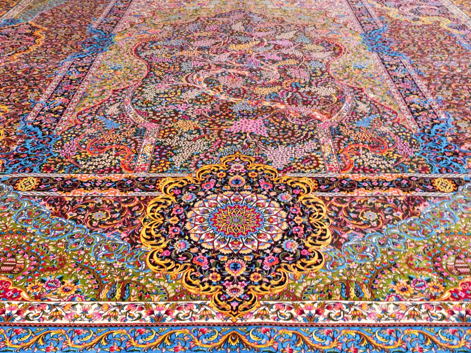 Ghom Maschinenteppich "Mehrab" 300 x 200 cm aus pflanzlicher Seide (Viskose) mit Paradies-Lebensbaum, Grün. Teppichnummer: V62MG600H. Persian Luxury Collection by Khademi. Made in Iran / Persia – Vertrieb durch JUPITER Intl.