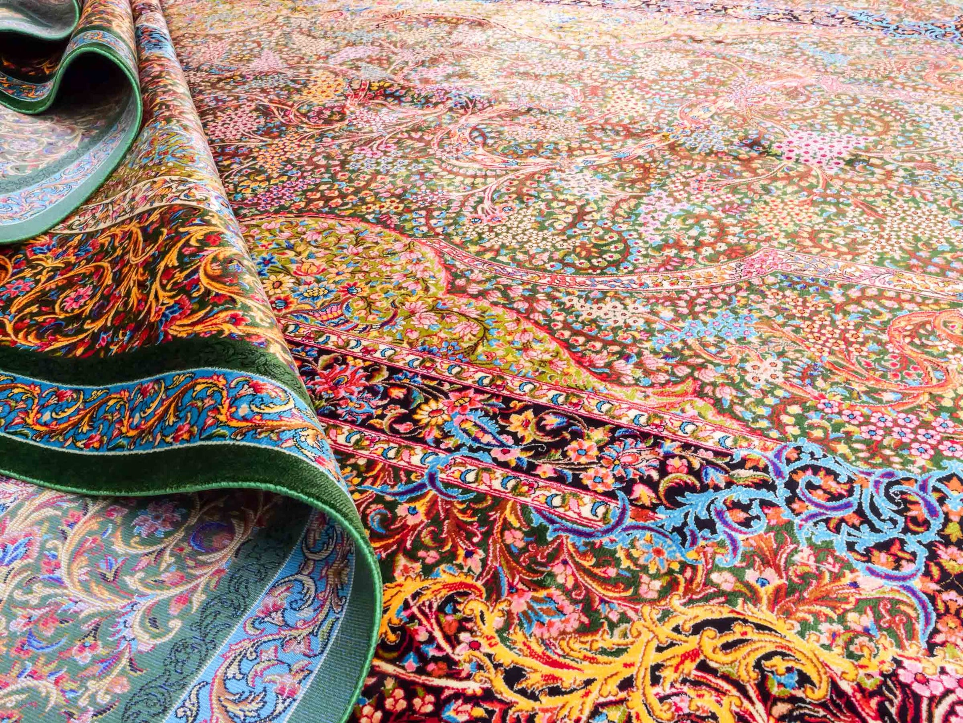 Ghom Maschinenteppich "Mehrab" 300 x 200 cm aus pflanzlicher Seide (Viskose) mit Paradies-Lebensbaum, Grün. Teppichnummer: V62MG600H. Persian Luxury Collection by Khademi. Made in Iran / Persia – Vertrieb durch JUPITER Intl.